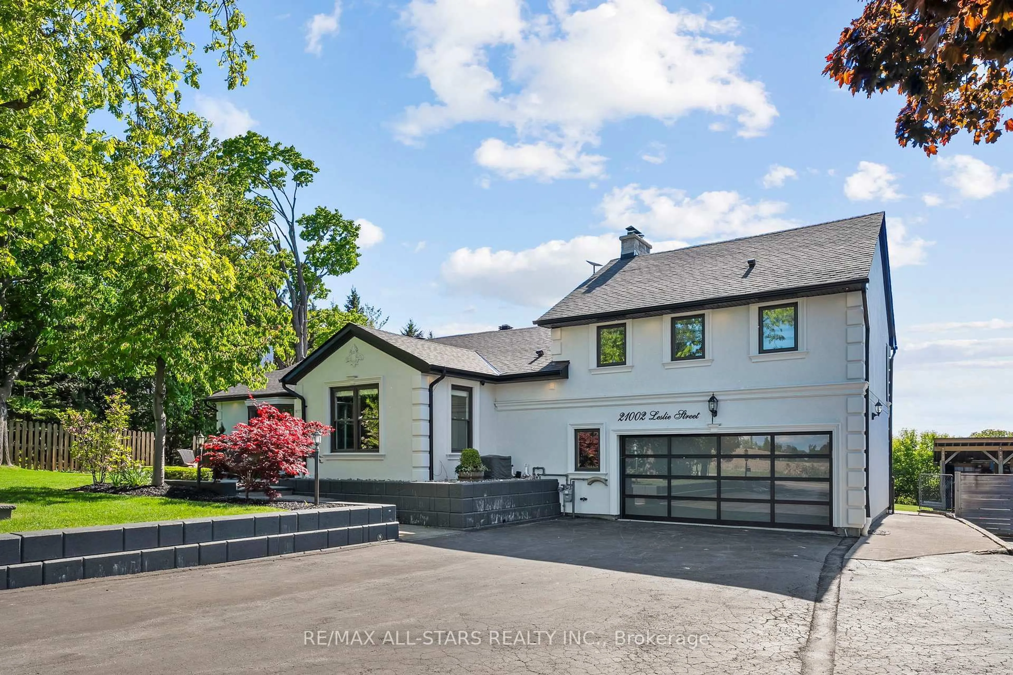A pic from outside/outdoor area/front of a property/back of a property/a pic from drone, street for 21002 Leslie St, East Gwillimbury Ontario L0G 1R0