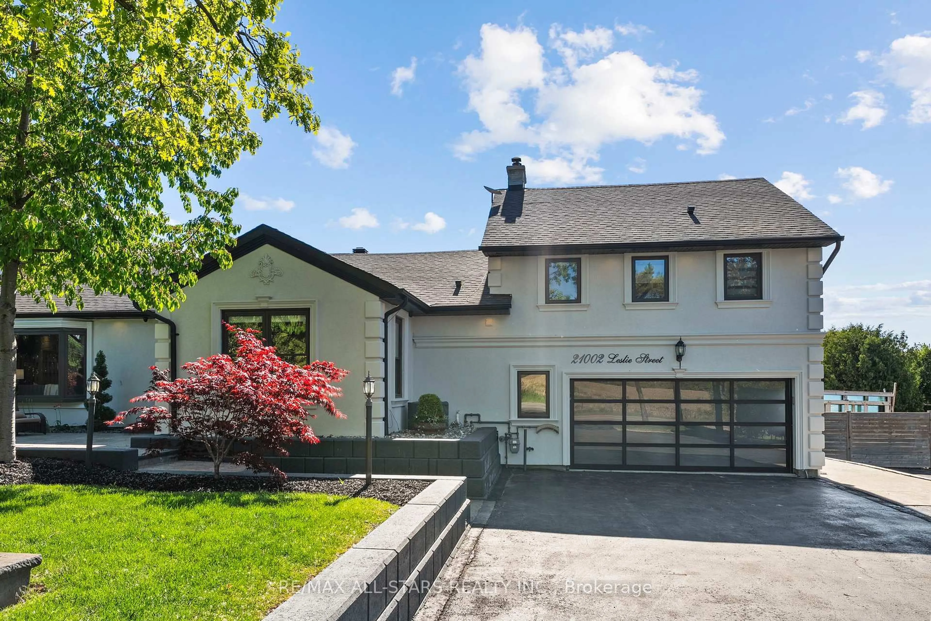 Home with vinyl exterior material, street for 21002 Leslie St, East Gwillimbury Ontario L0G 1R0