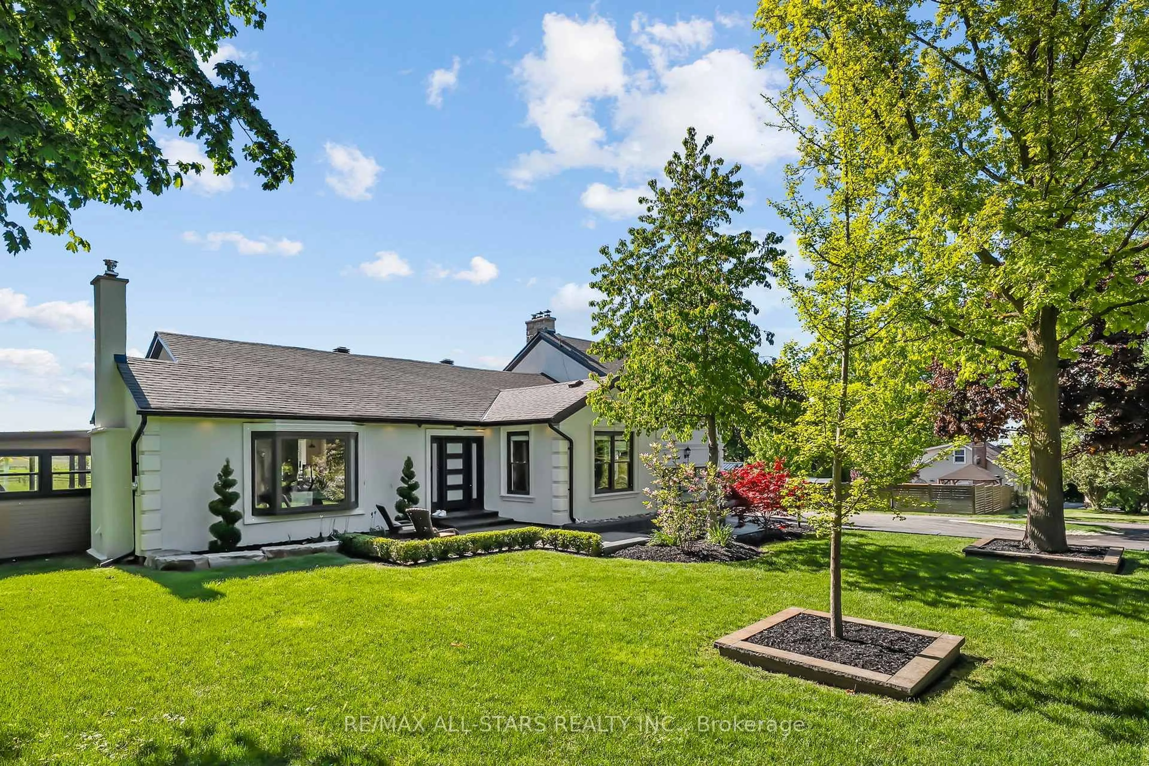 A pic from outside/outdoor area/front of a property/back of a property/a pic from drone, mountain view for 21002 Leslie St, East Gwillimbury Ontario L0G 1R0