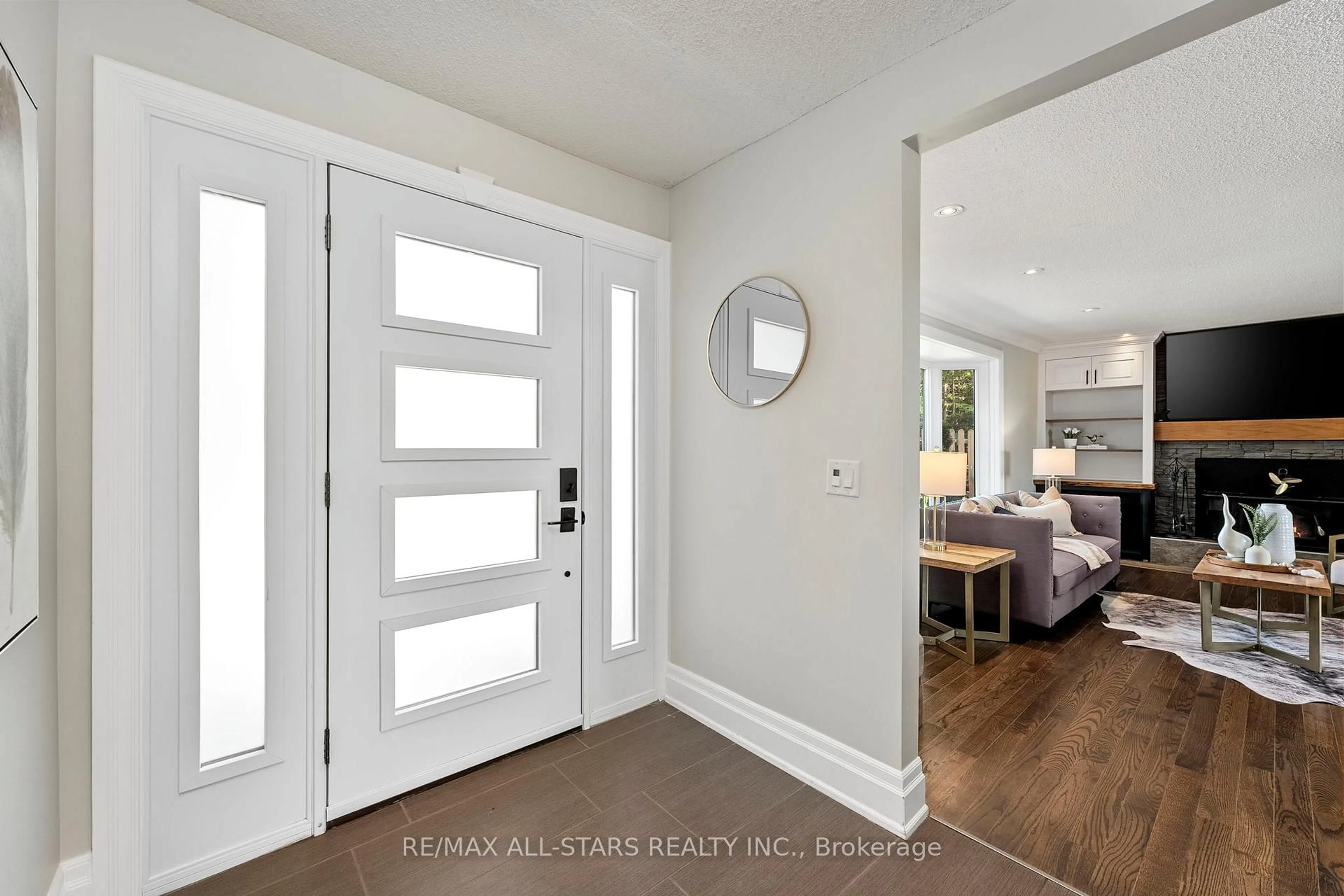 Indoor entryway for 21002 Leslie St, East Gwillimbury Ontario L0G 1R0