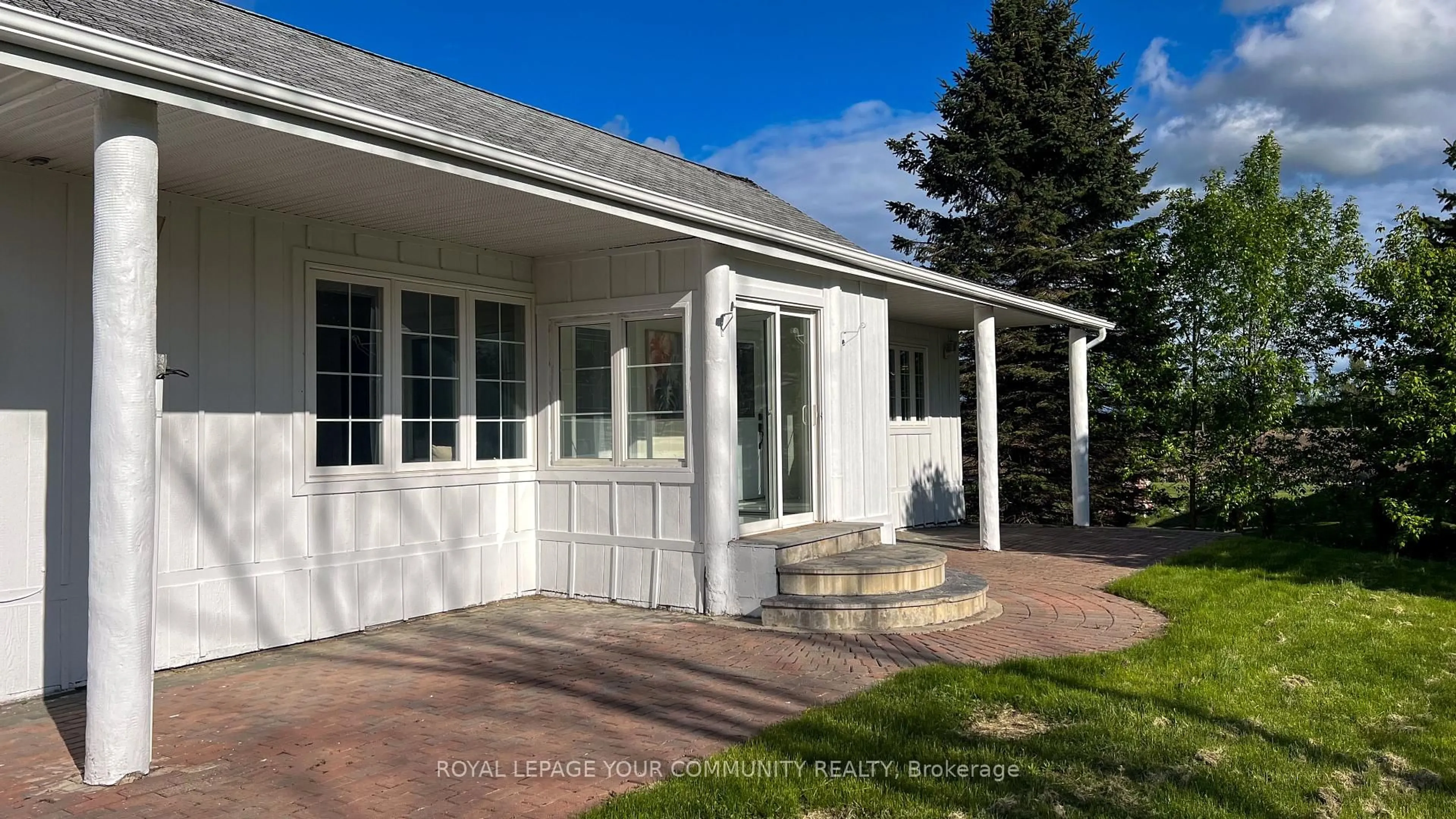 Patio, street for 303 Morris Rd, Bradford West Gwillimbury Ontario L3Z 3H4