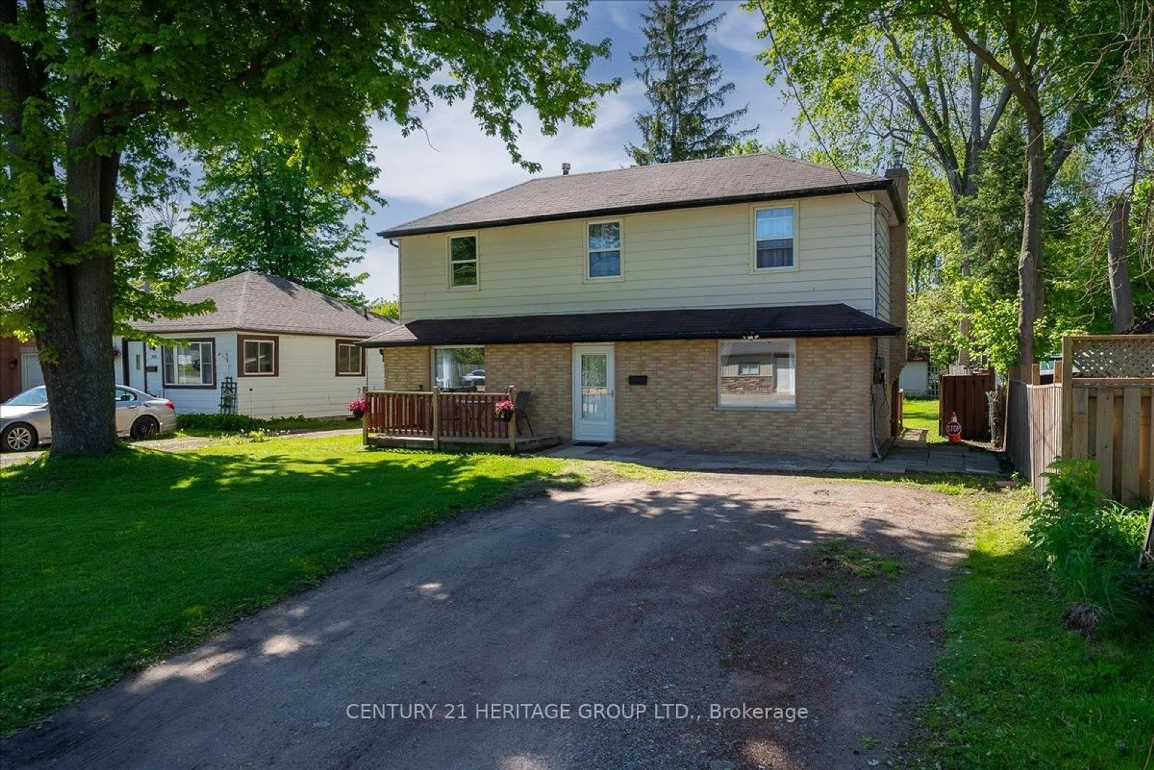 A pic from outside/outdoor area/front of a property/back of a property/a pic from drone, street for 307 Glenwoods Ave, Georgina Ontario L4P 2X1