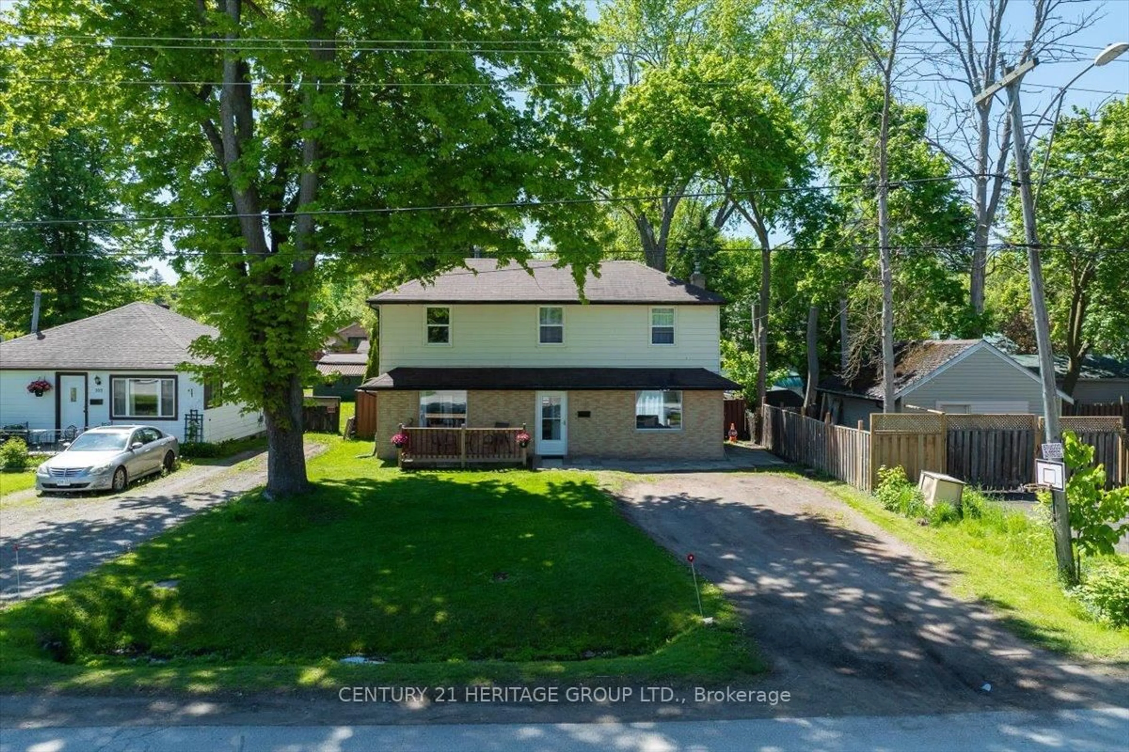 A pic from outside/outdoor area/front of a property/back of a property/a pic from drone, street for 307 Glenwoods Ave, Georgina Ontario L4P 2X1