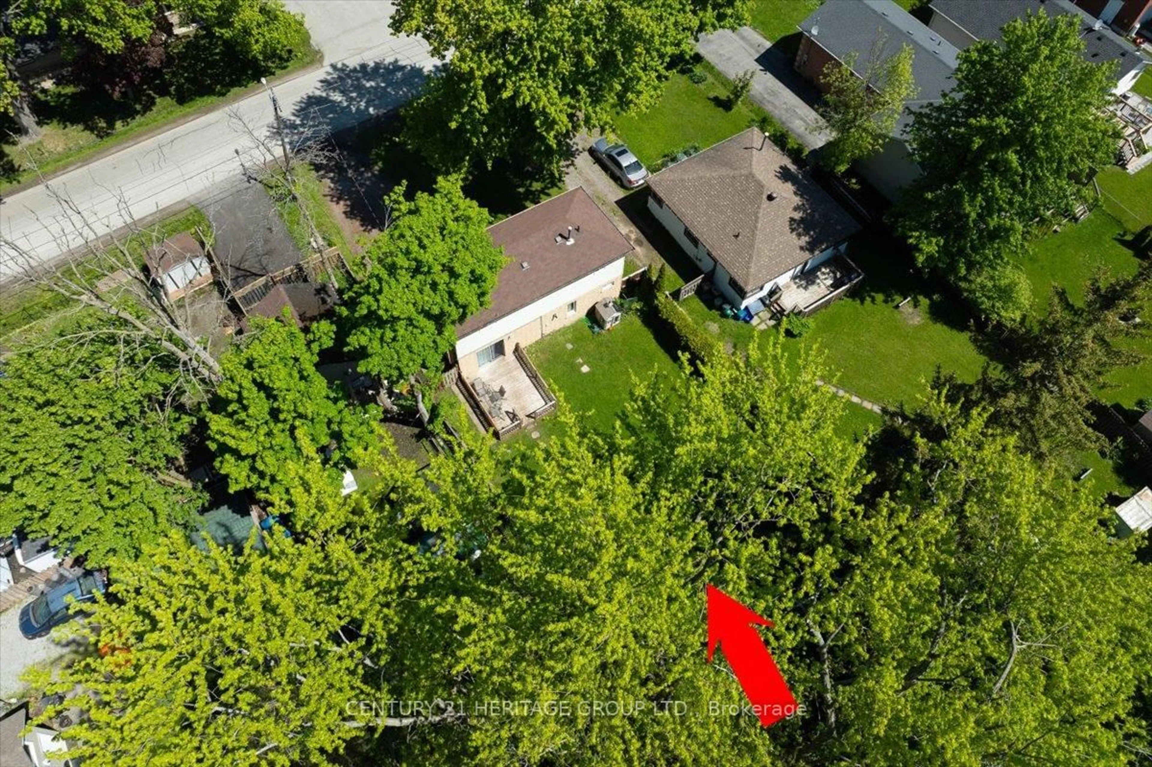 A pic from outside/outdoor area/front of a property/back of a property/a pic from drone, street for 307 Glenwoods Ave, Georgina Ontario L4P 2X1
