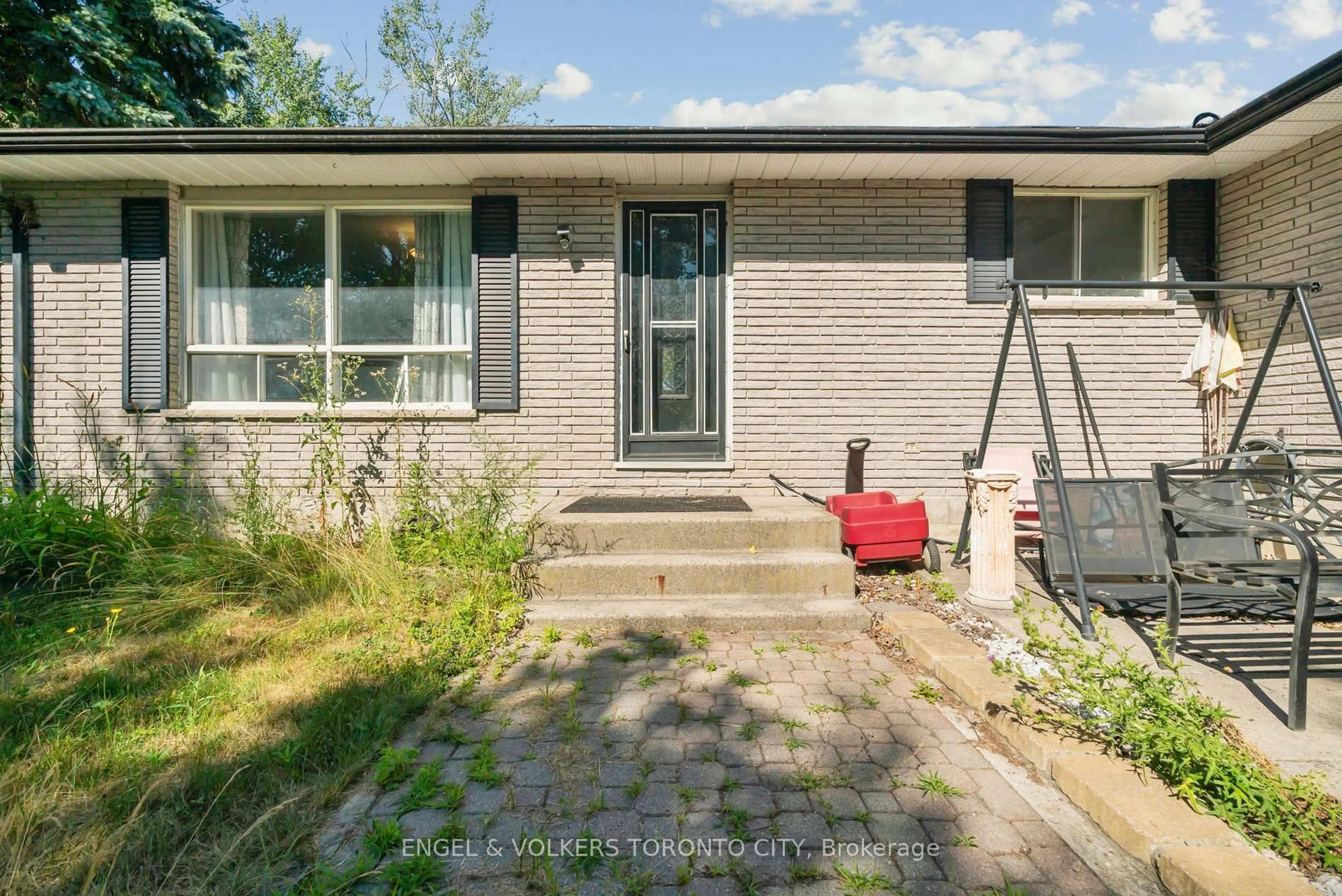 Home with brick exterior material, street for 2082 St John's Rd, Innisfil Ontario L9S 1Y3