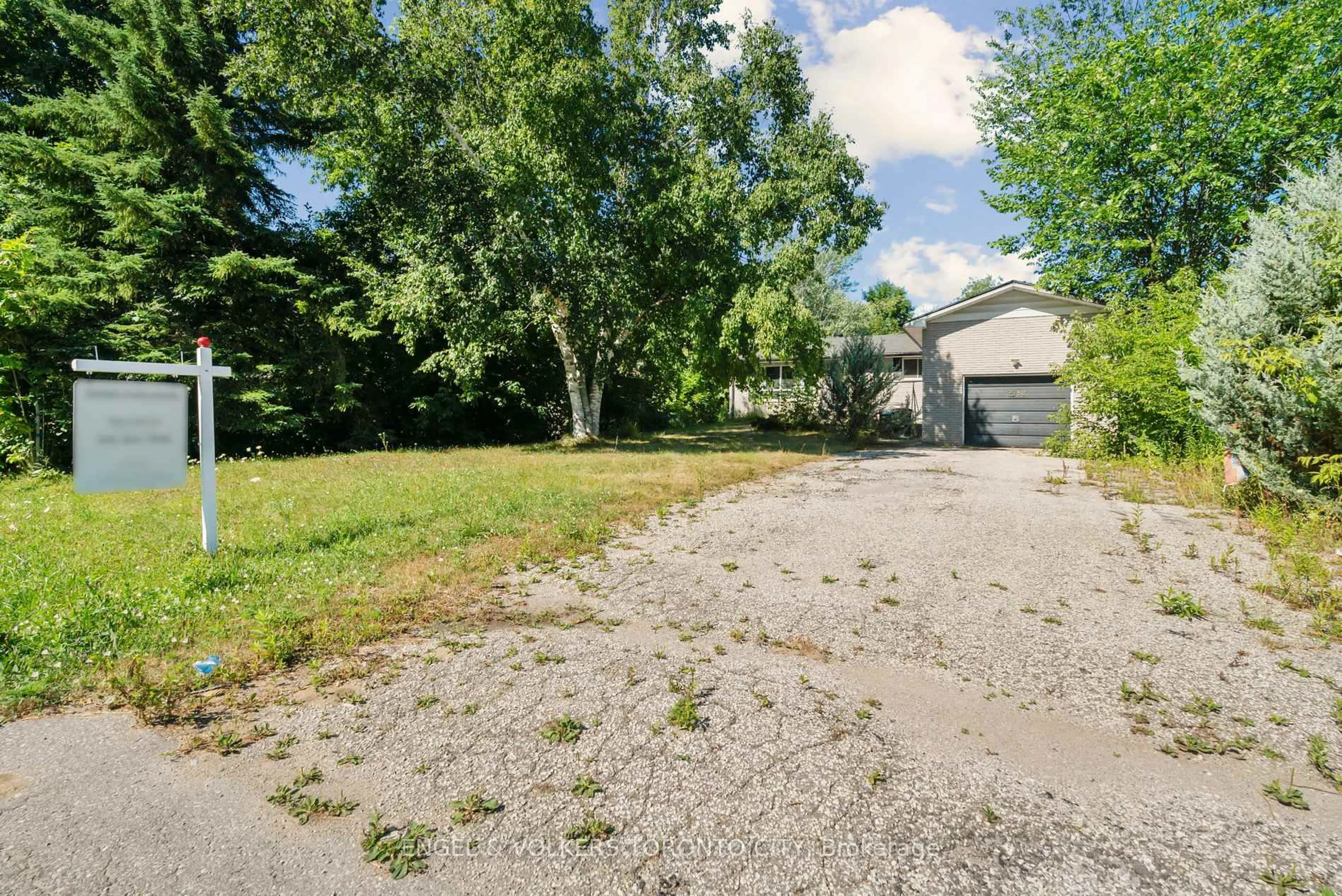 A pic from outside/outdoor area/front of a property/back of a property/a pic from drone, street for 2082 St John's Rd, Innisfil Ontario L9S 1Y3