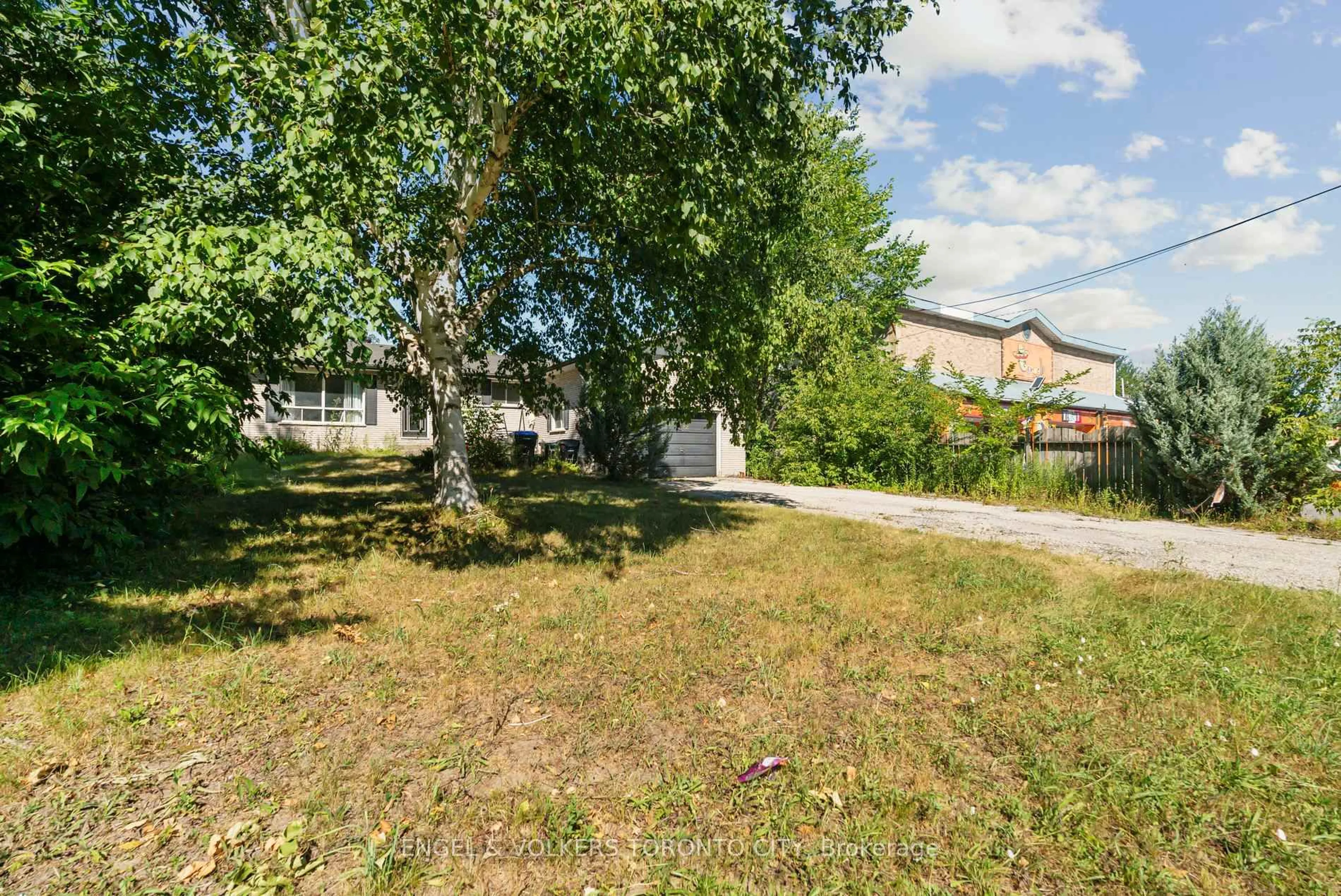 A pic from outside/outdoor area/front of a property/back of a property/a pic from drone, street for 2082 St John's Rd, Innisfil Ontario L9S 1Y3