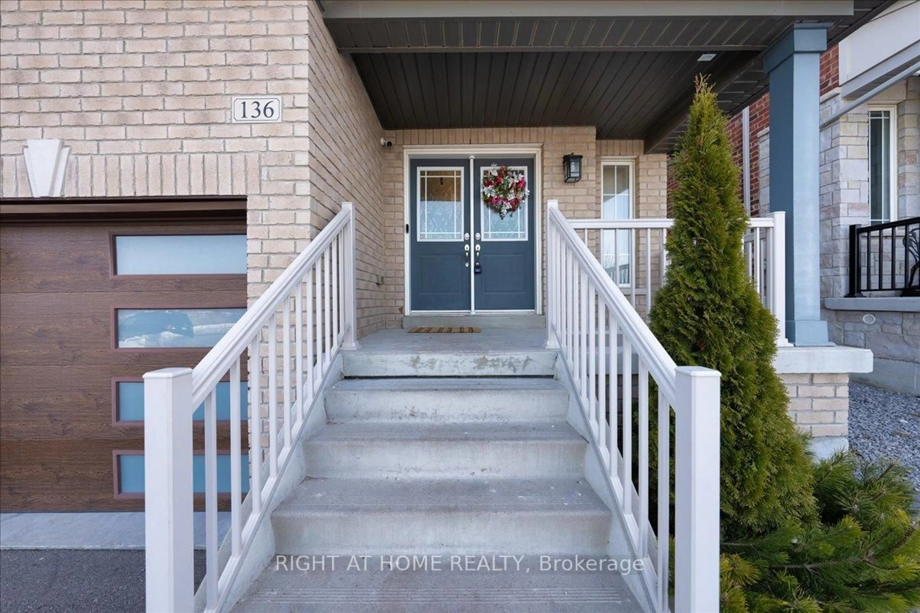 Indoor entryway for 136 Noble Dr, Bradford West Gwillimbury Ontario L3Z 2A5