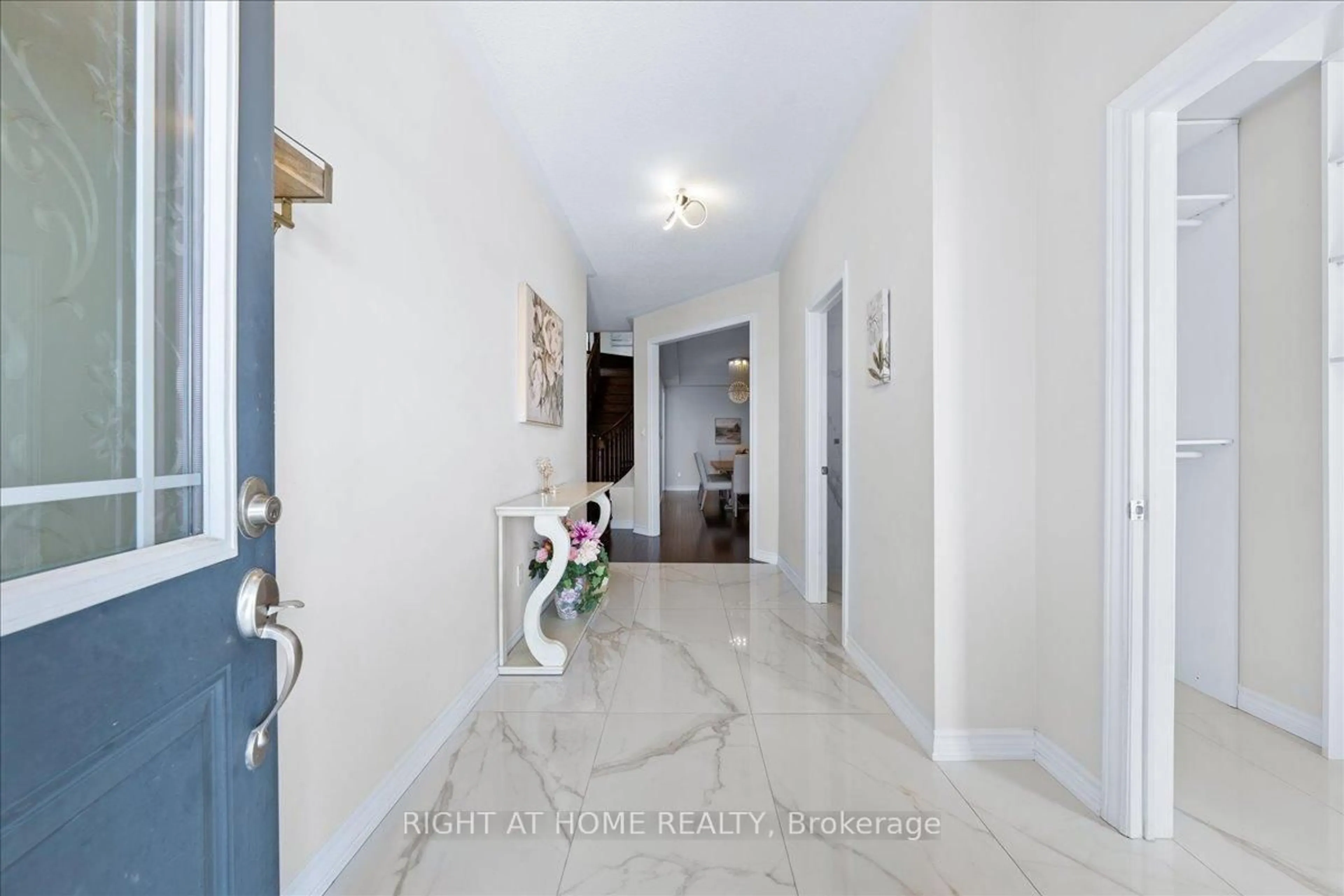 Indoor foyer for 136 Noble Dr, Bradford West Gwillimbury Ontario L3Z 2A5