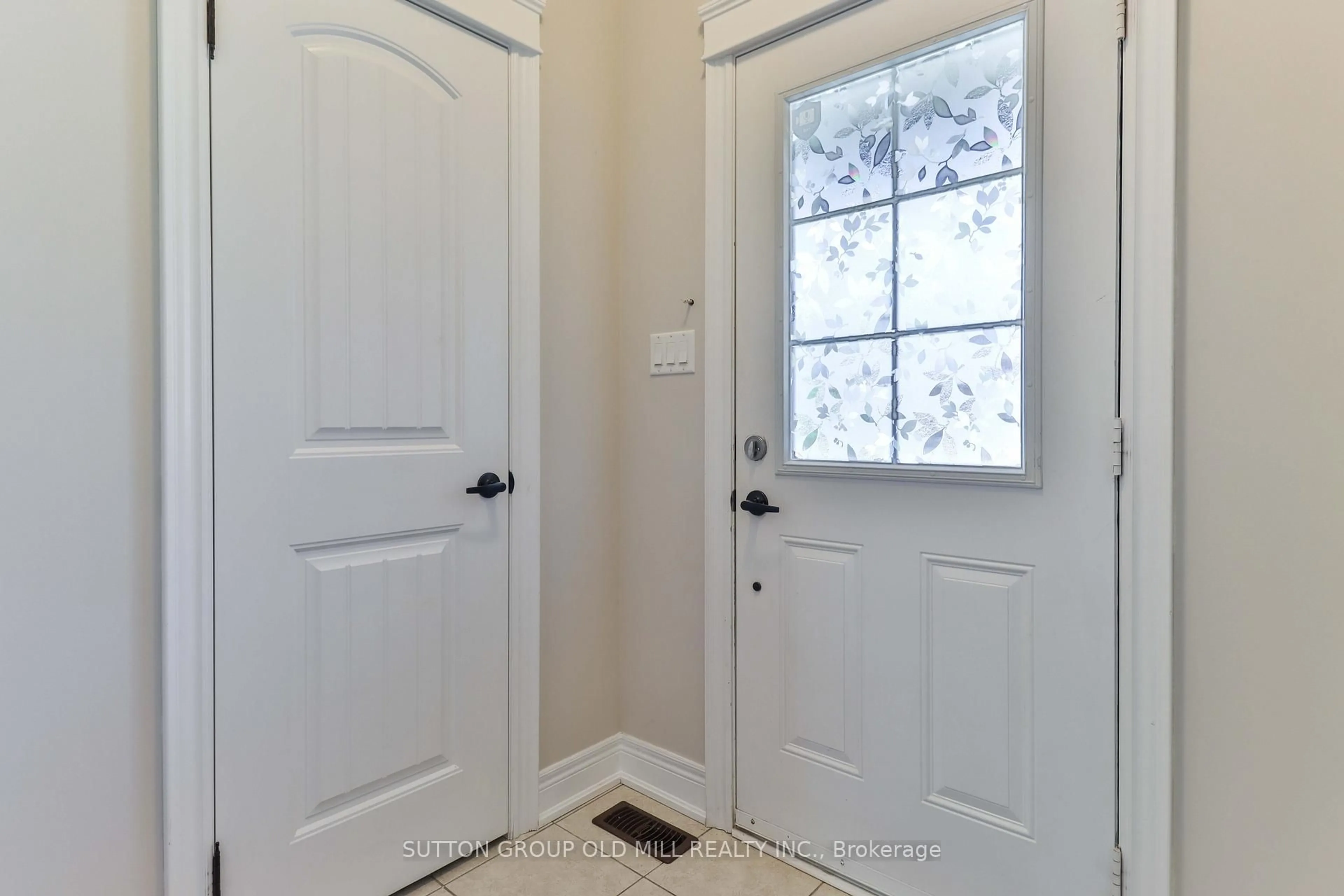 Indoor entryway for 1287 Bardeau St, Innisfil Ontario L0L 1W0
