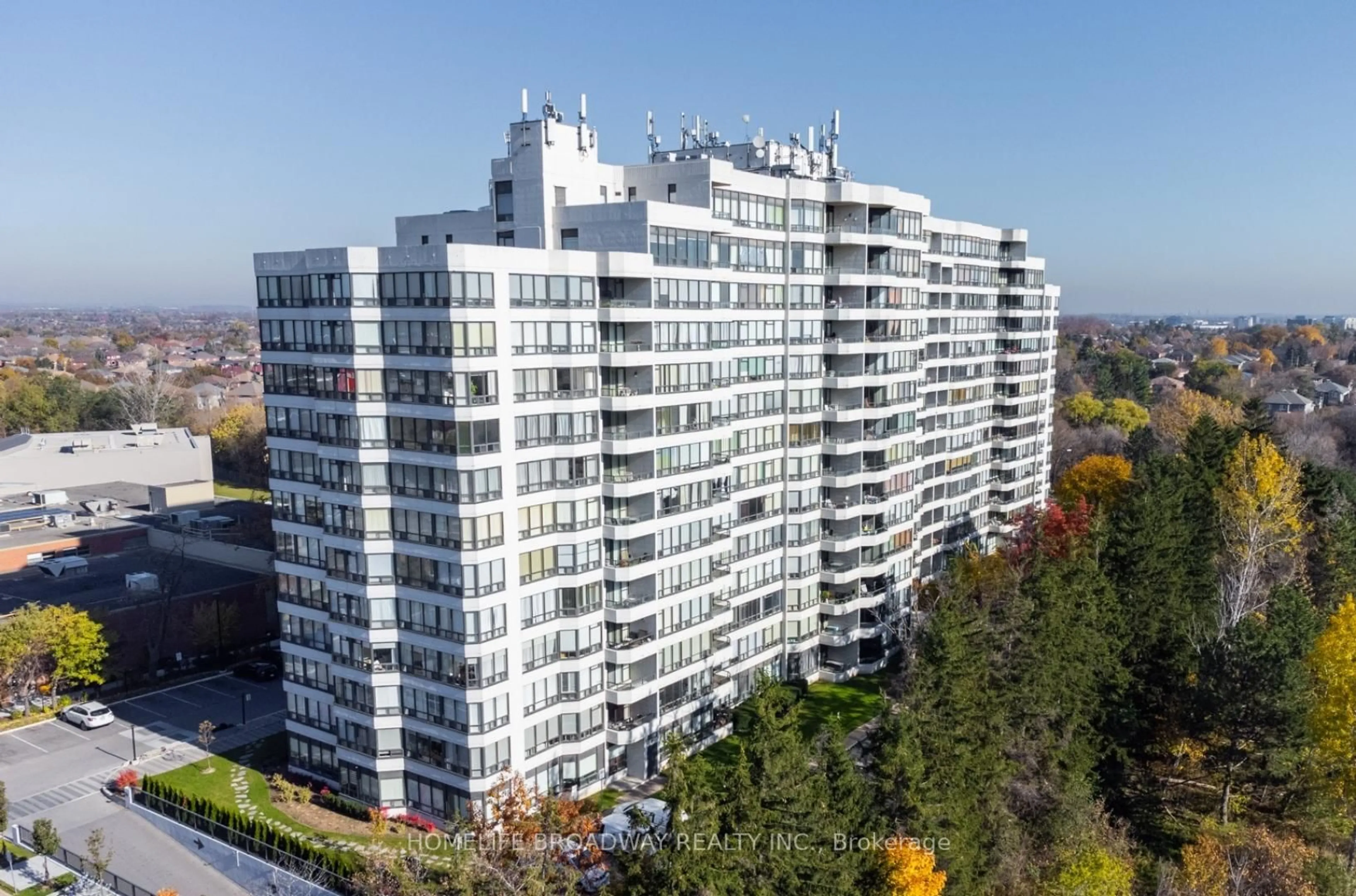 A pic from outside/outdoor area/front of a property/back of a property/a pic from drone, building for 8501 Bayview Ave #508, Richmond Hill Ontario L4B 3J7