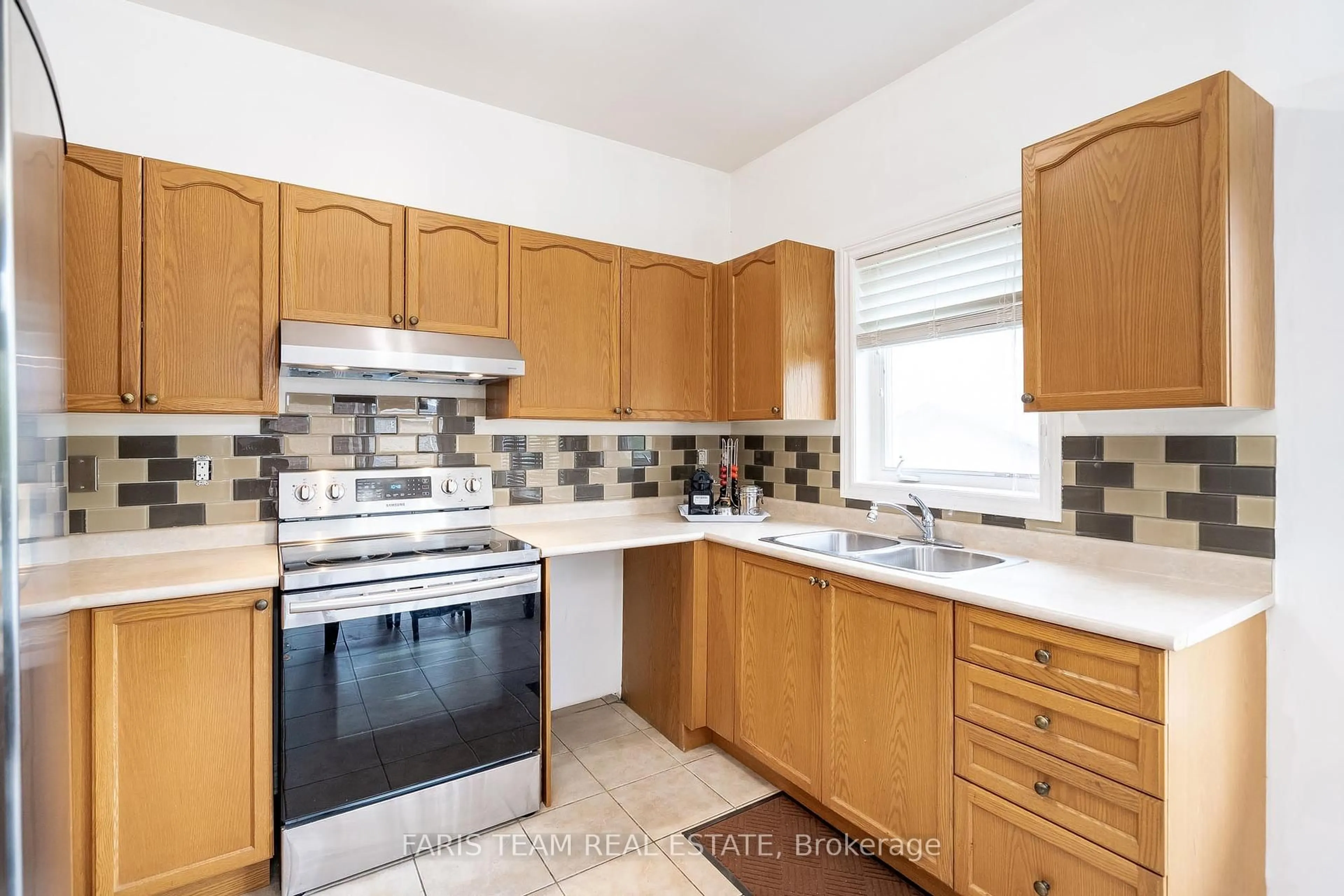 Standard kitchen, unknown for 1244 Mary-Lou St, Innisfil Ontario L9S 0E5