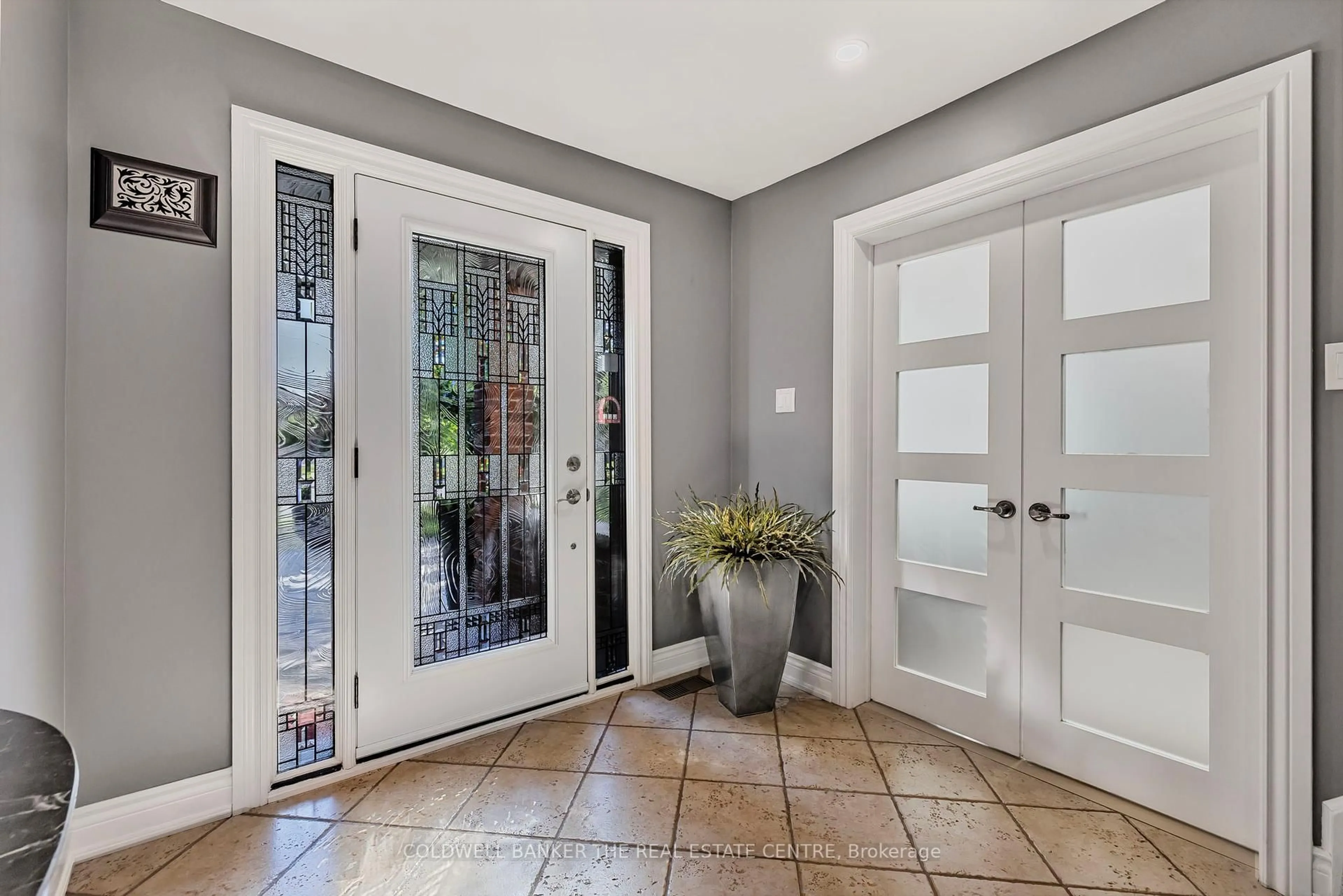 Indoor entryway for 96 Lambeth Crt, Newmarket Ontario L3Y 6S1