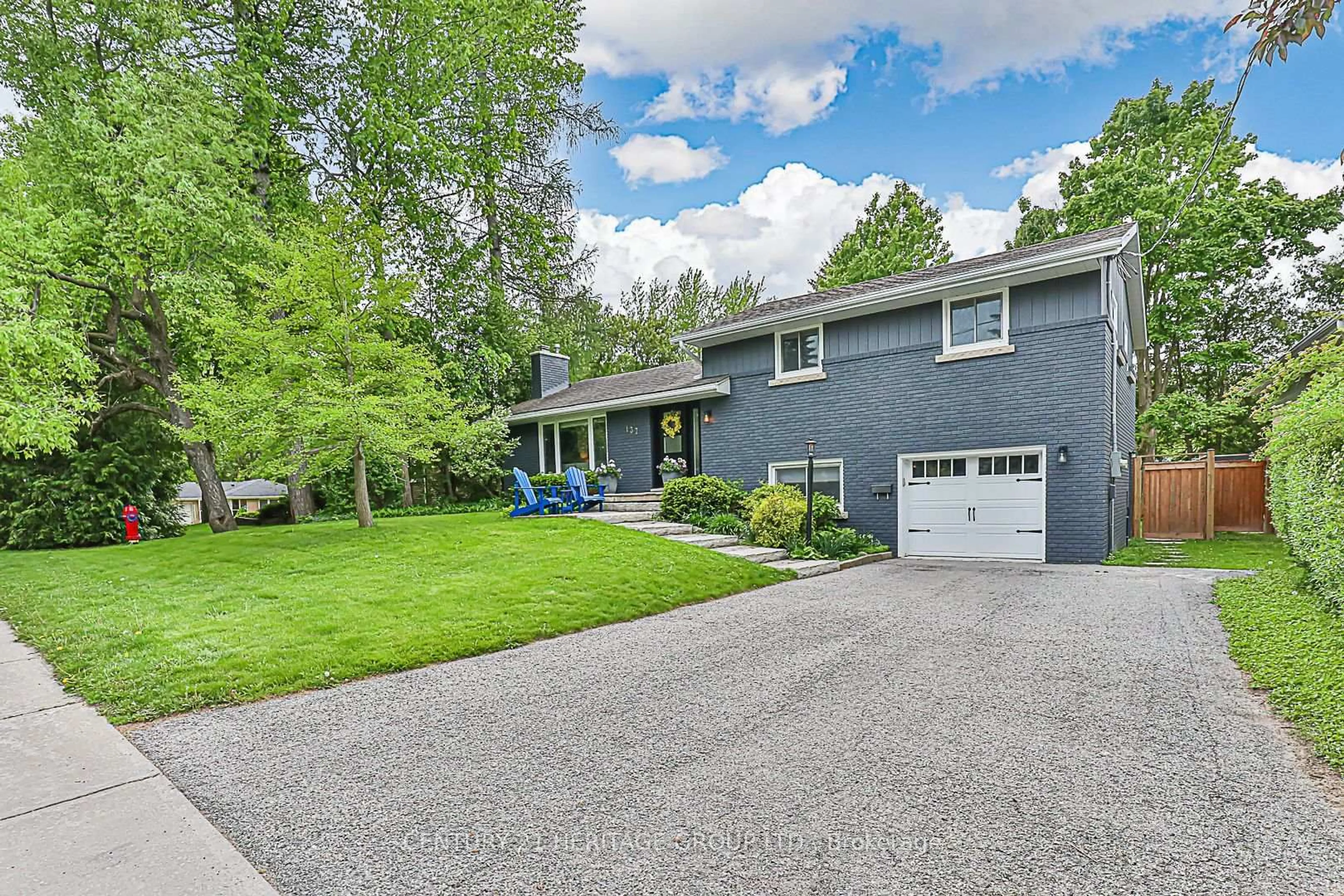 Home with vinyl exterior material, street for 137 Beechwood Cres, Newmarket Ontario L3Y 1W2