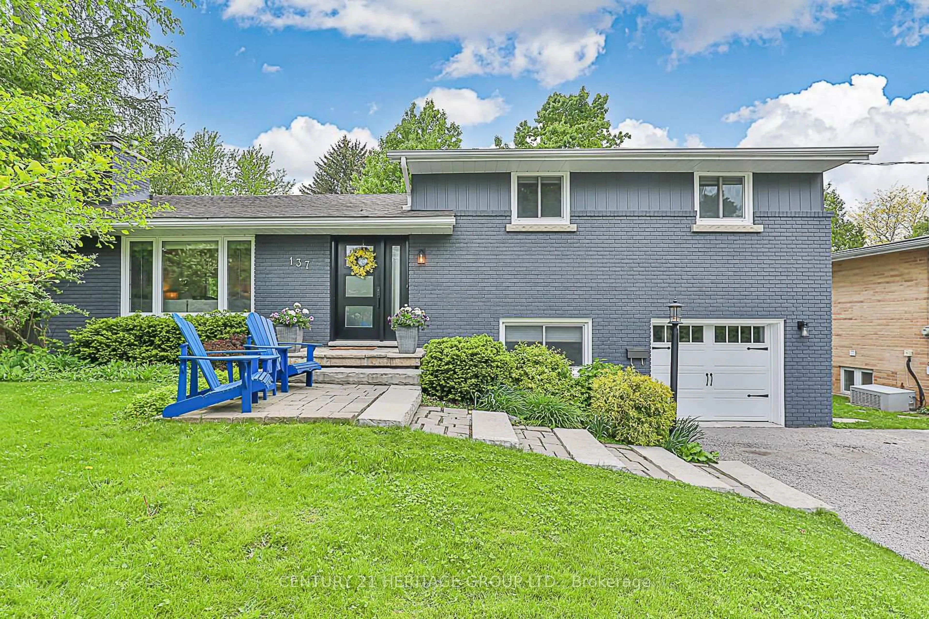 Home with vinyl exterior material, street for 137 Beechwood Cres, Newmarket Ontario L3Y 1W2