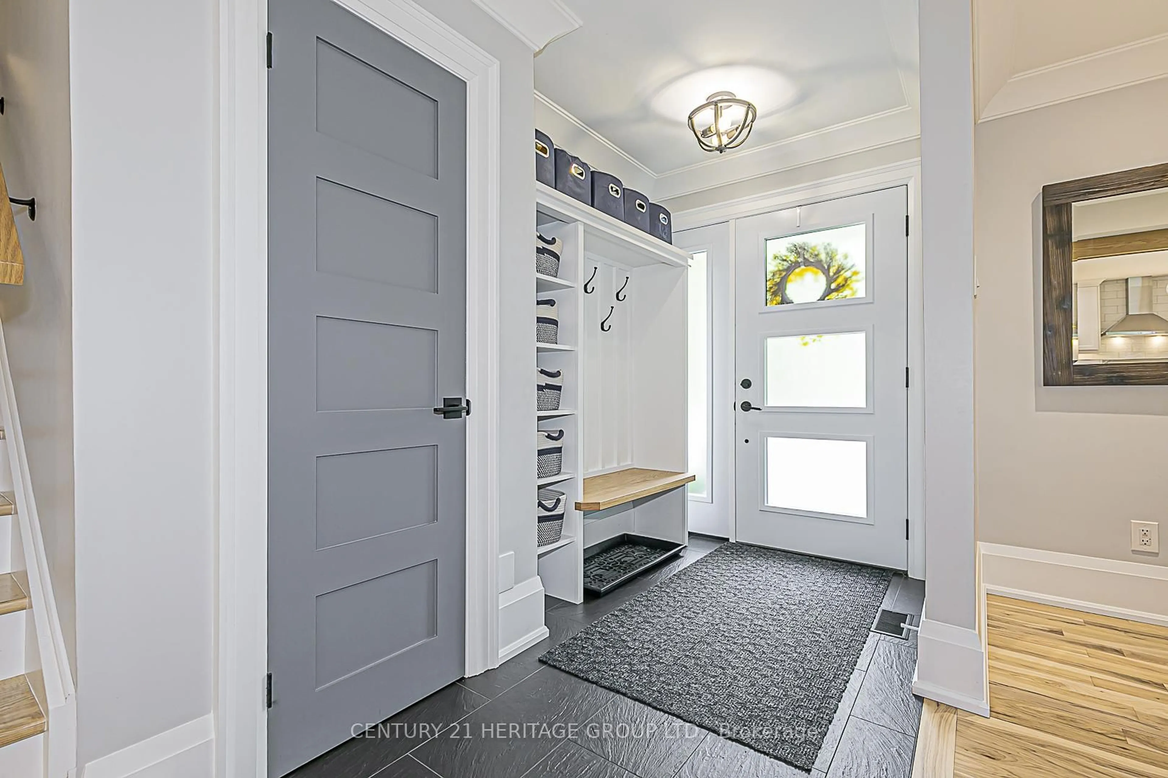 Indoor entryway for 137 Beechwood Cres, Newmarket Ontario L3Y 1W2