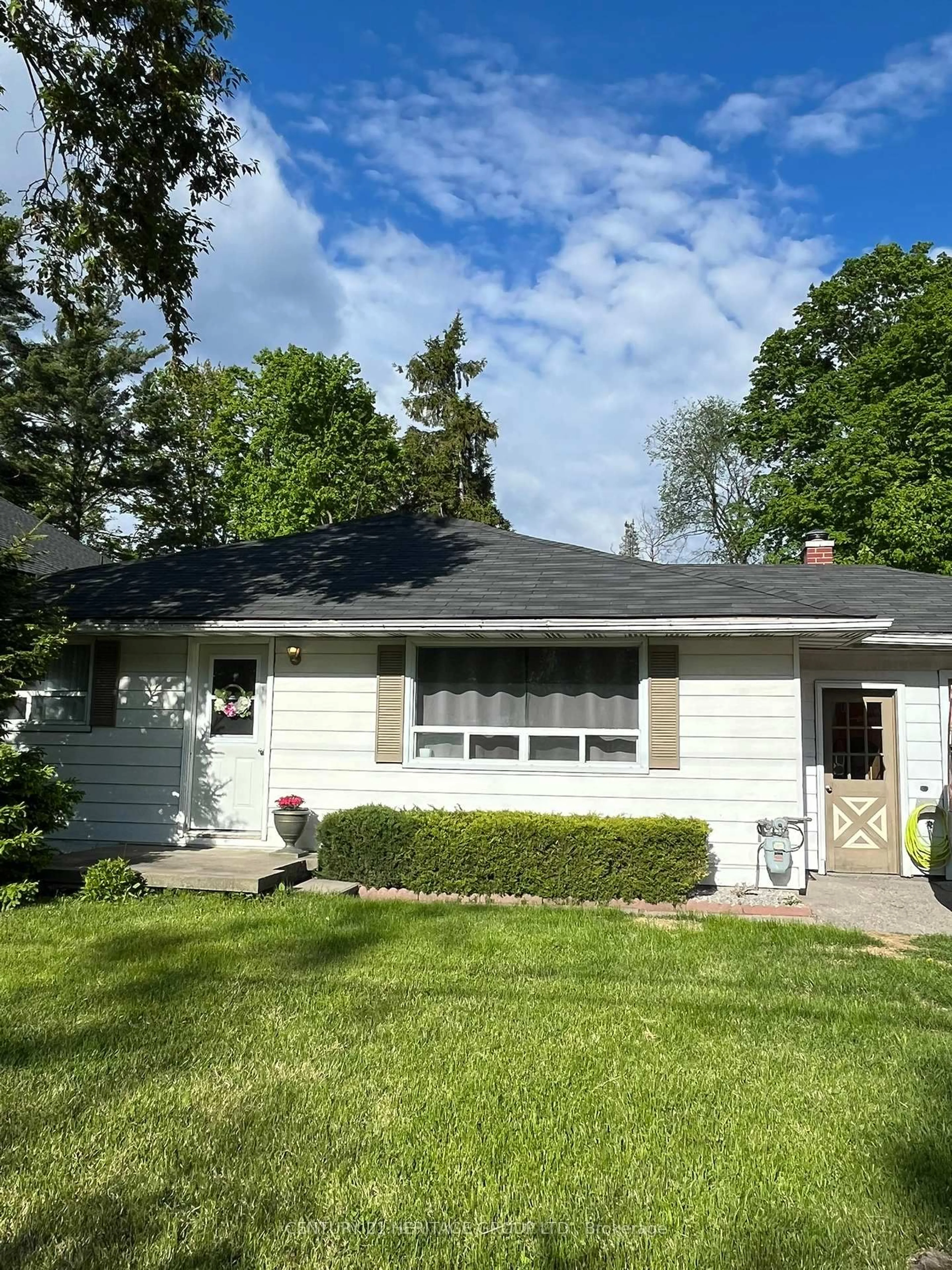 Home with vinyl exterior material, street for 2047 Inglewood Dr, Innisfil Ontario L9S 1Z1