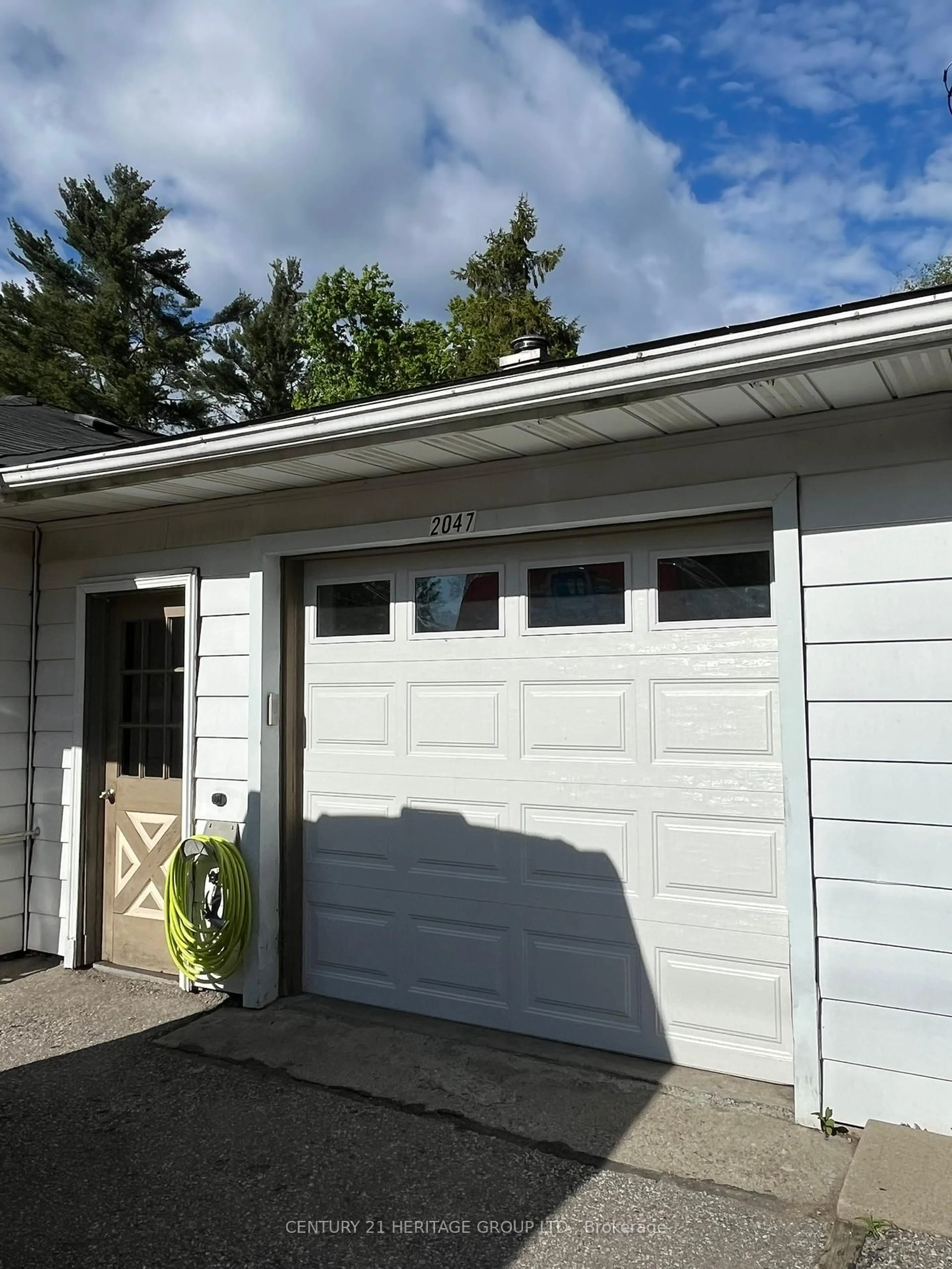 Indoor garage for 2047 Inglewood Dr, Innisfil Ontario L9S 1Z1