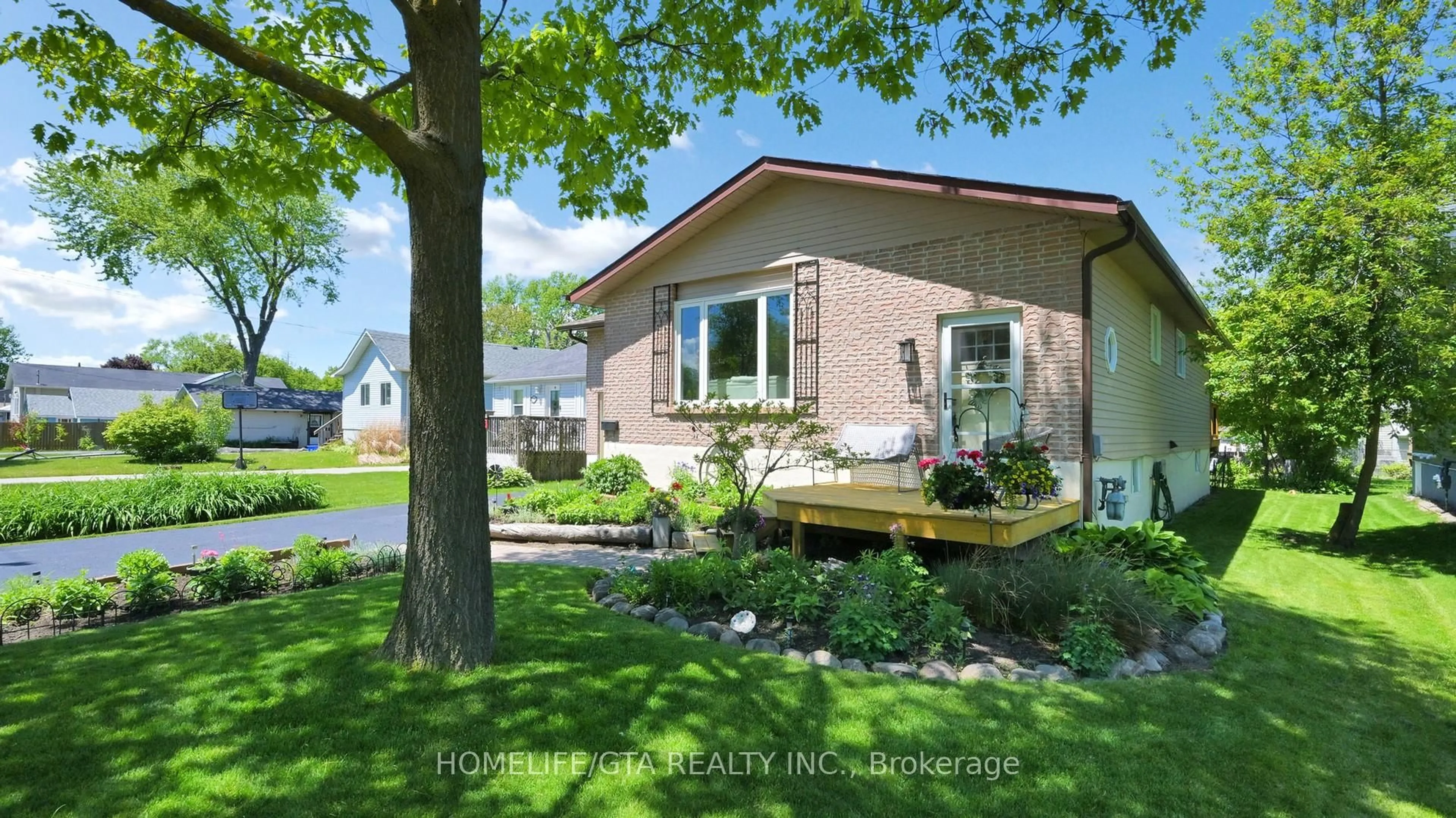 Home with brick exterior material, street for 272 Parkwood Ave, Georgina Ontario L4P 2X3