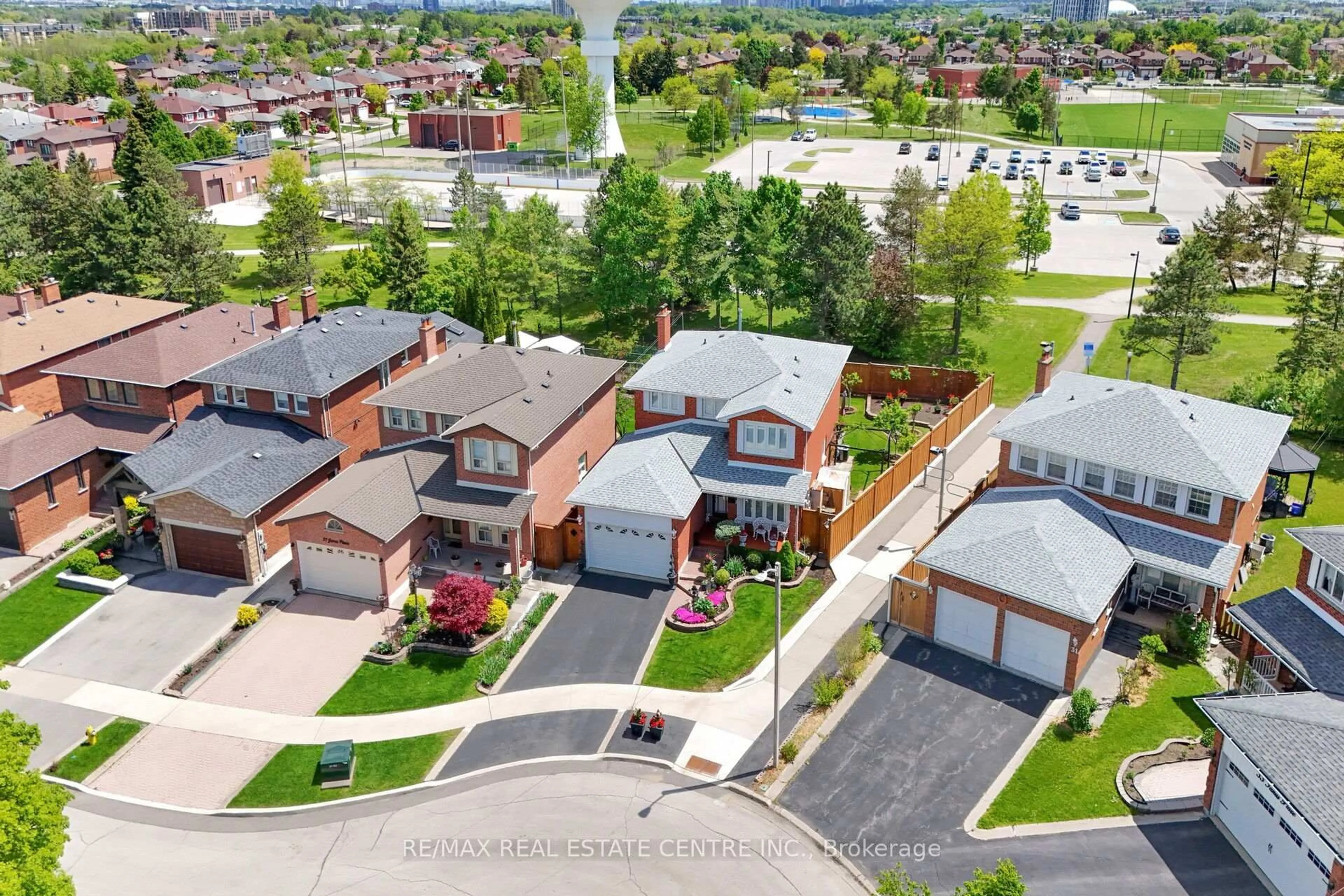 A pic from outside/outdoor area/front of a property/back of a property/a pic from drone, street for 29 Janus Pl, Vaughan Ontario L4L 3V1
