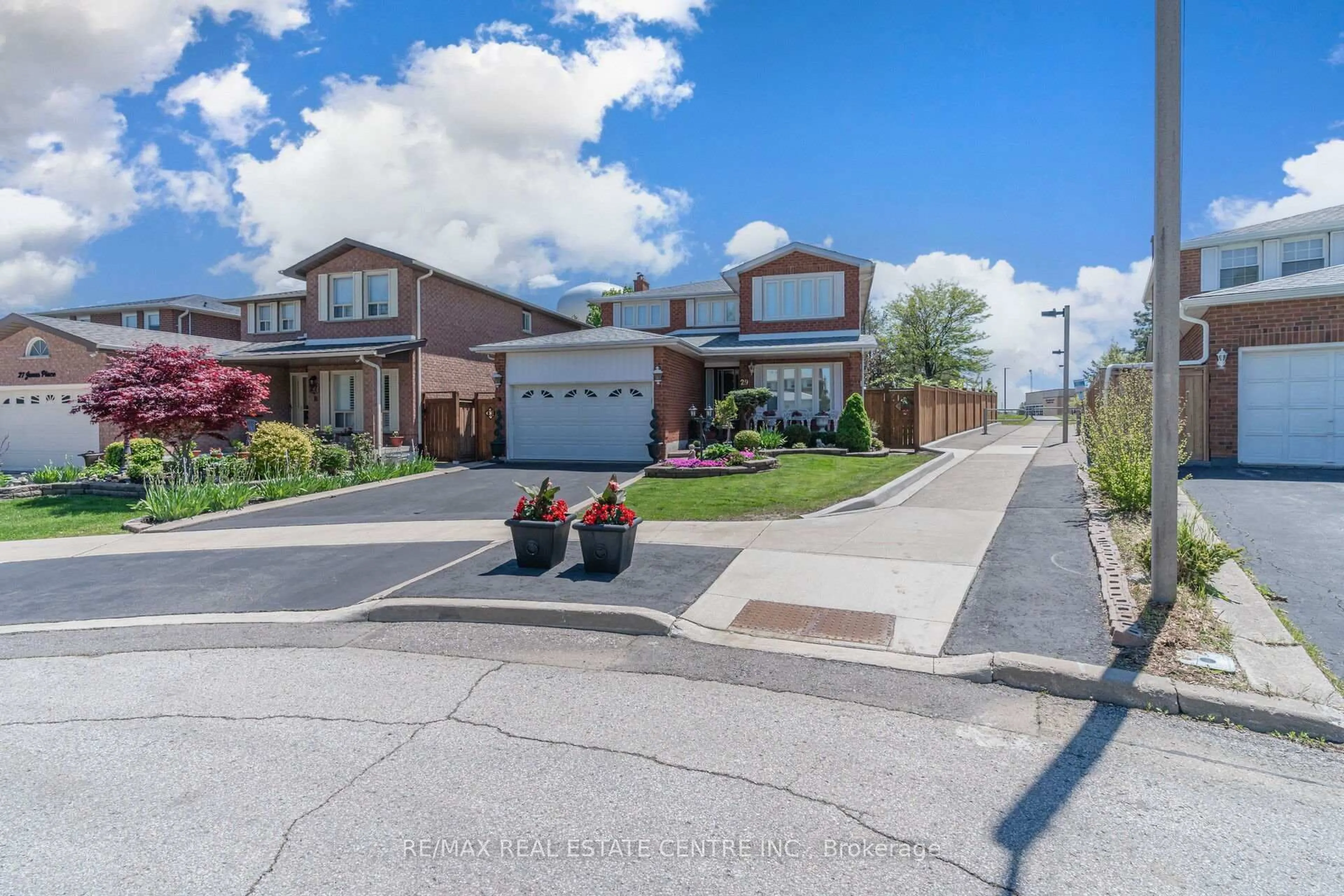 A pic from outside/outdoor area/front of a property/back of a property/a pic from drone, street for 29 Janus Pl, Vaughan Ontario L4L 3V1