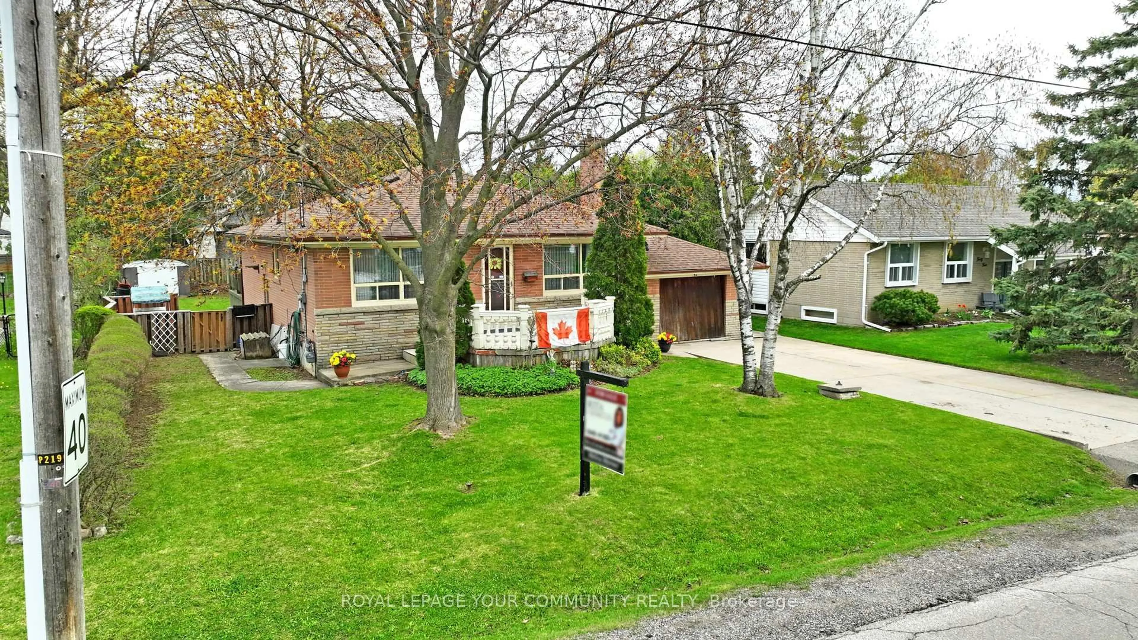 A pic from outside/outdoor area/front of a property/back of a property/a pic from drone, street for 42 Rougecrest Dr, Markham Ontario L3P 3B6