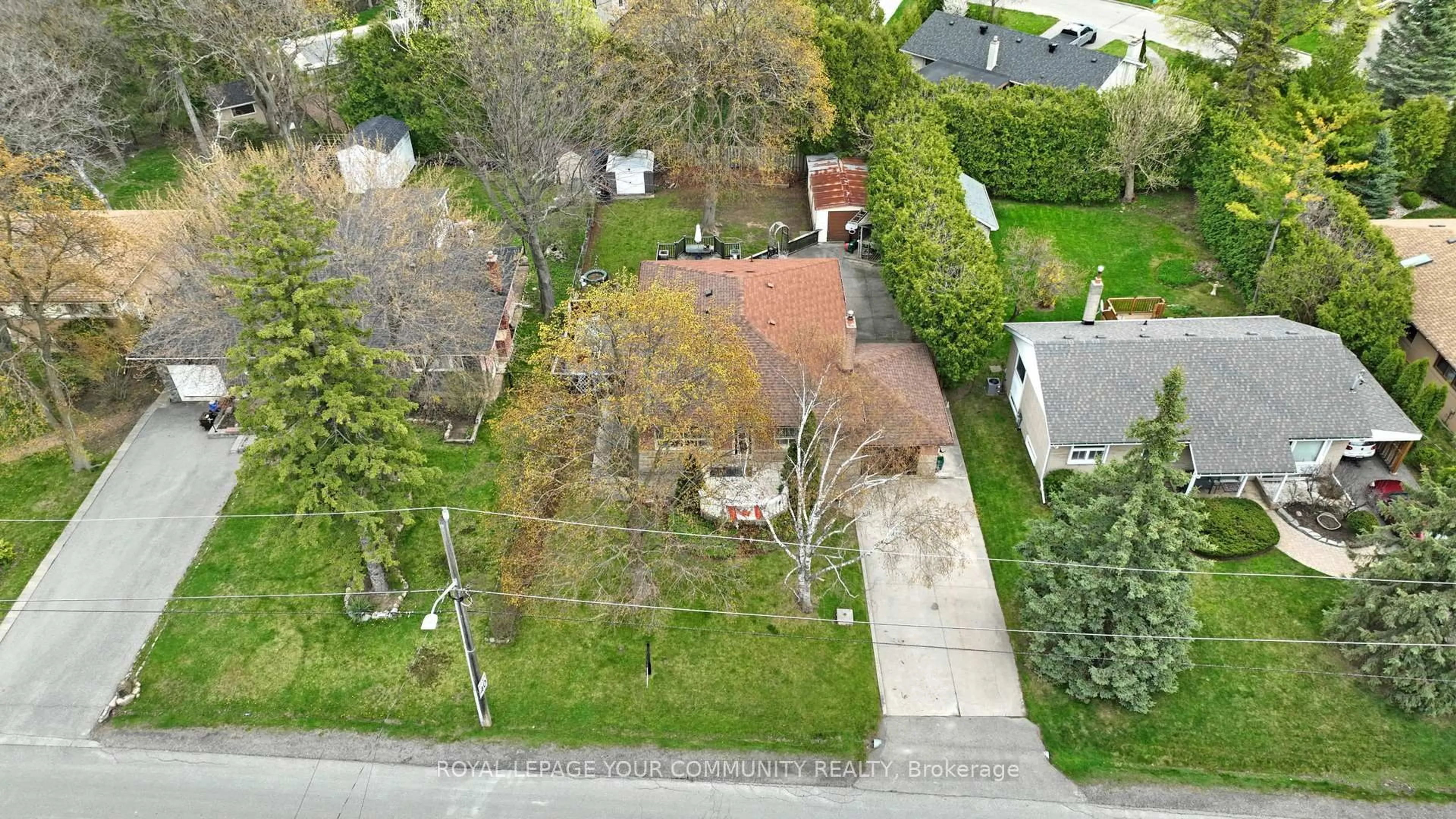 A pic from outside/outdoor area/front of a property/back of a property/a pic from drone, street for 42 Rougecrest Dr, Markham Ontario L3P 3B6