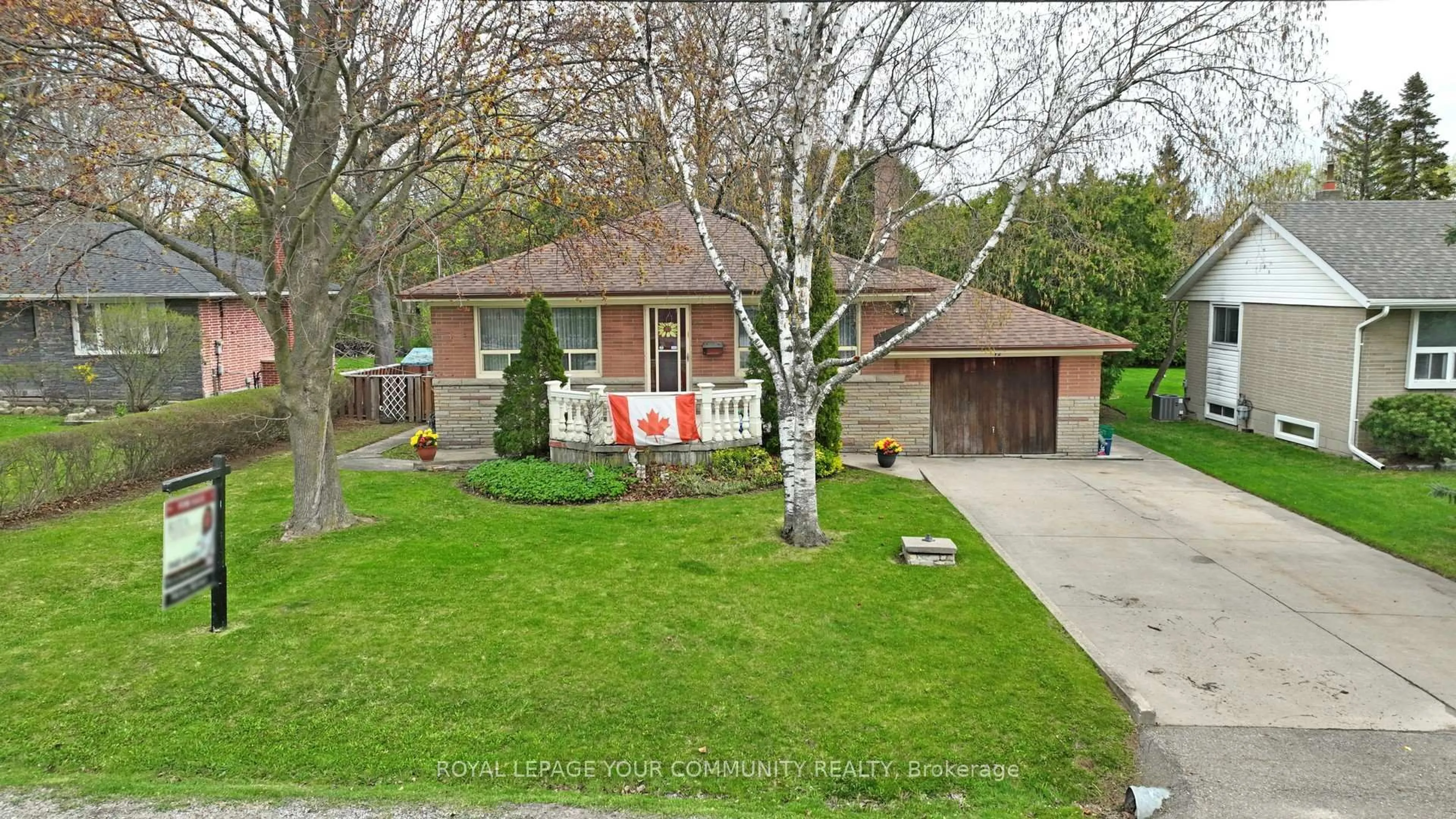 A pic from outside/outdoor area/front of a property/back of a property/a pic from drone, street for 42 Rougecrest Dr, Markham Ontario L3P 3B6