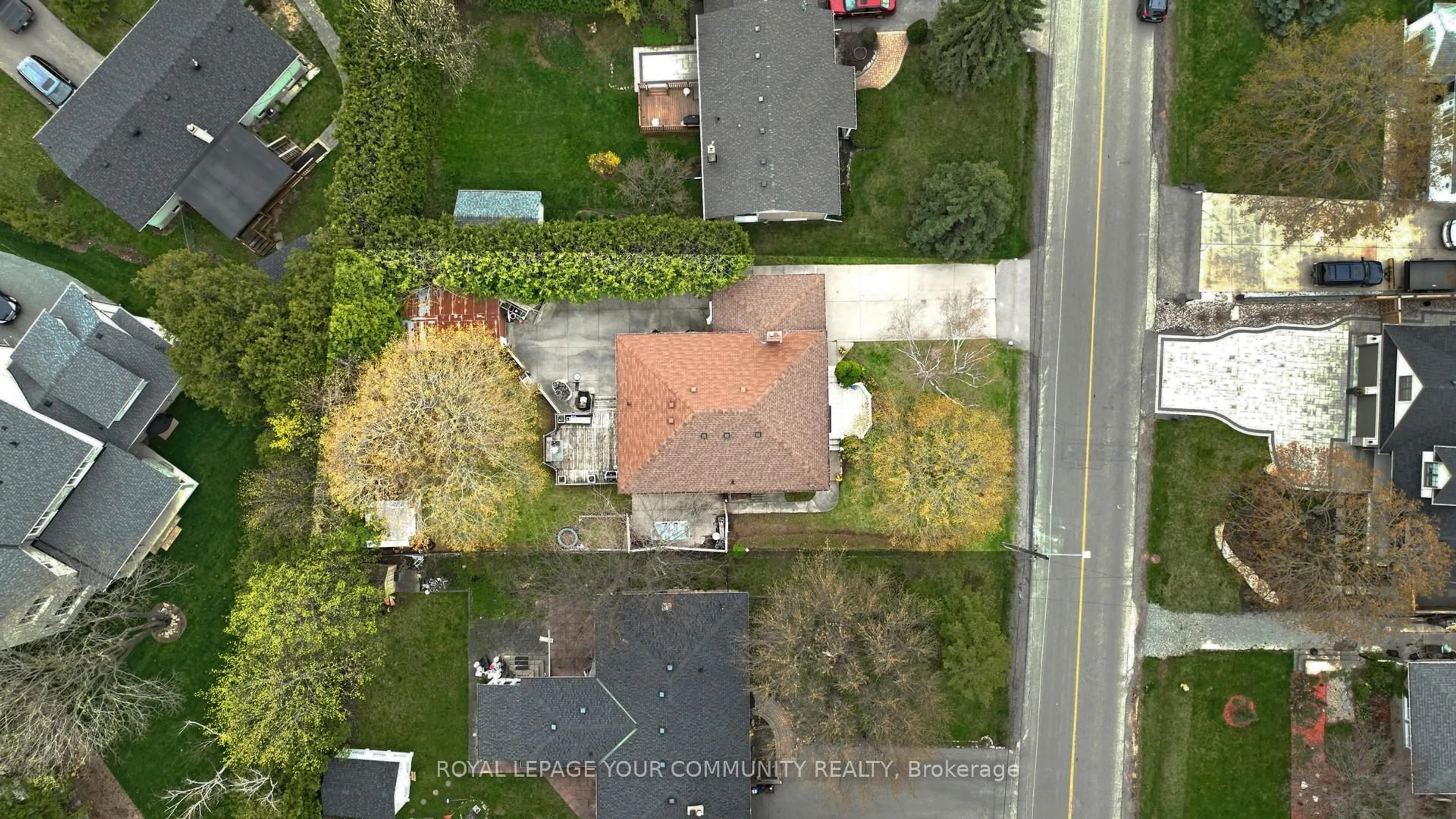 A pic from outside/outdoor area/front of a property/back of a property/a pic from drone, street for 42 Rougecrest Dr, Markham Ontario L3P 3B6