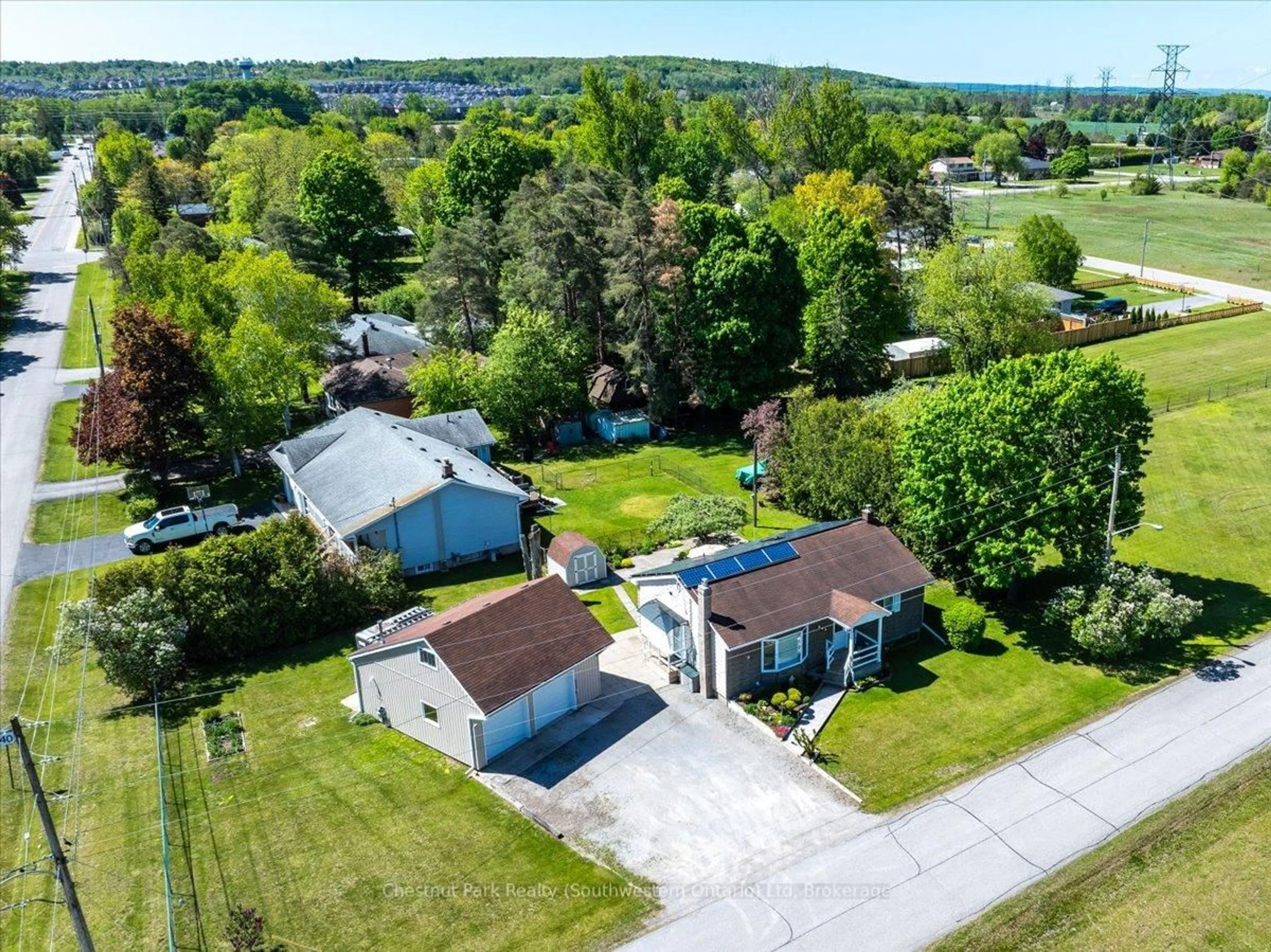 A pic from outside/outdoor area/front of a property/back of a property/a pic from drone, street for 31 Sunset St, East Gwillimbury Ontario L9N 1H1