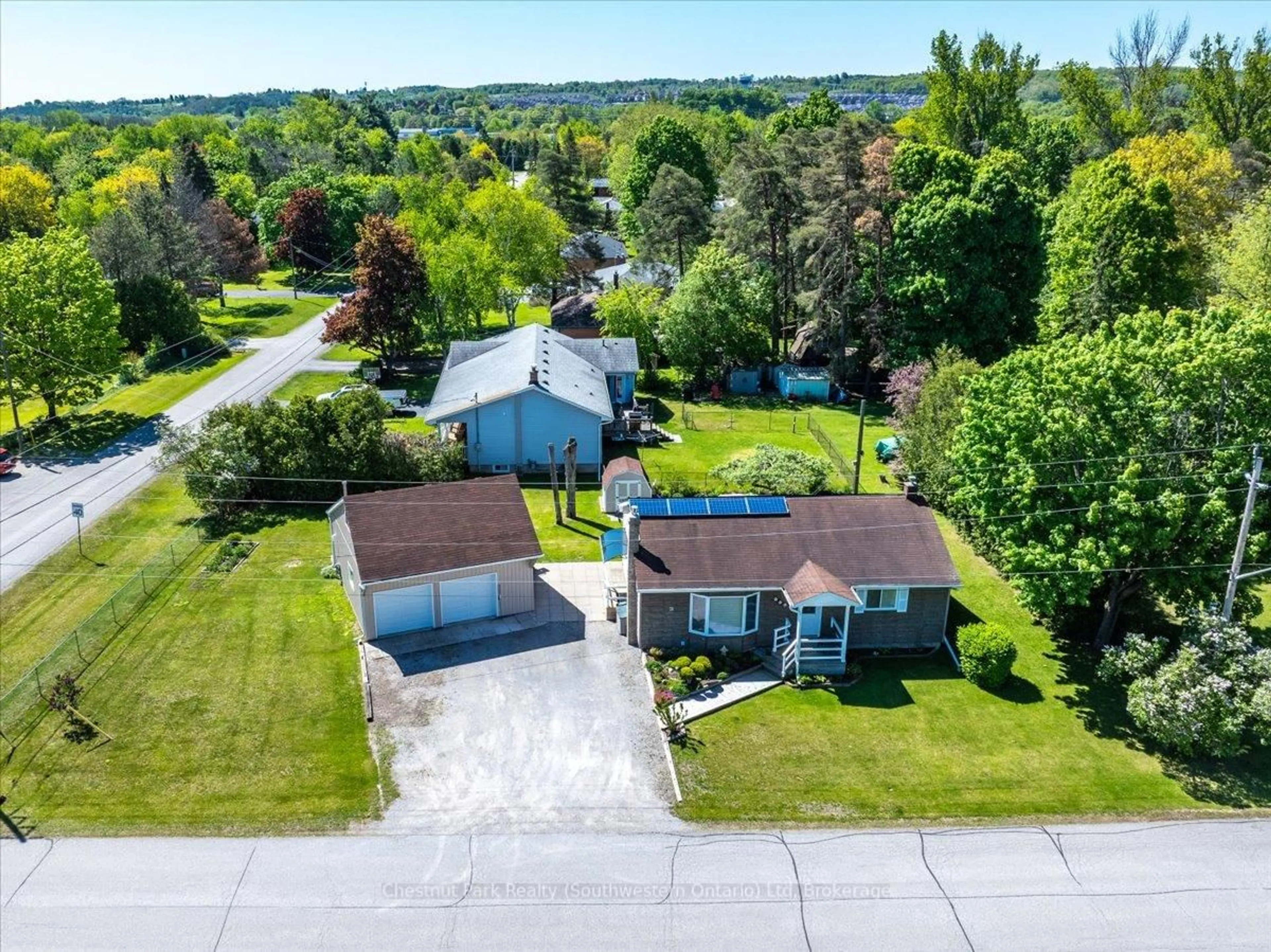 A pic from outside/outdoor area/front of a property/back of a property/a pic from drone, street for 31 Sunset St, East Gwillimbury Ontario L9N 1H1