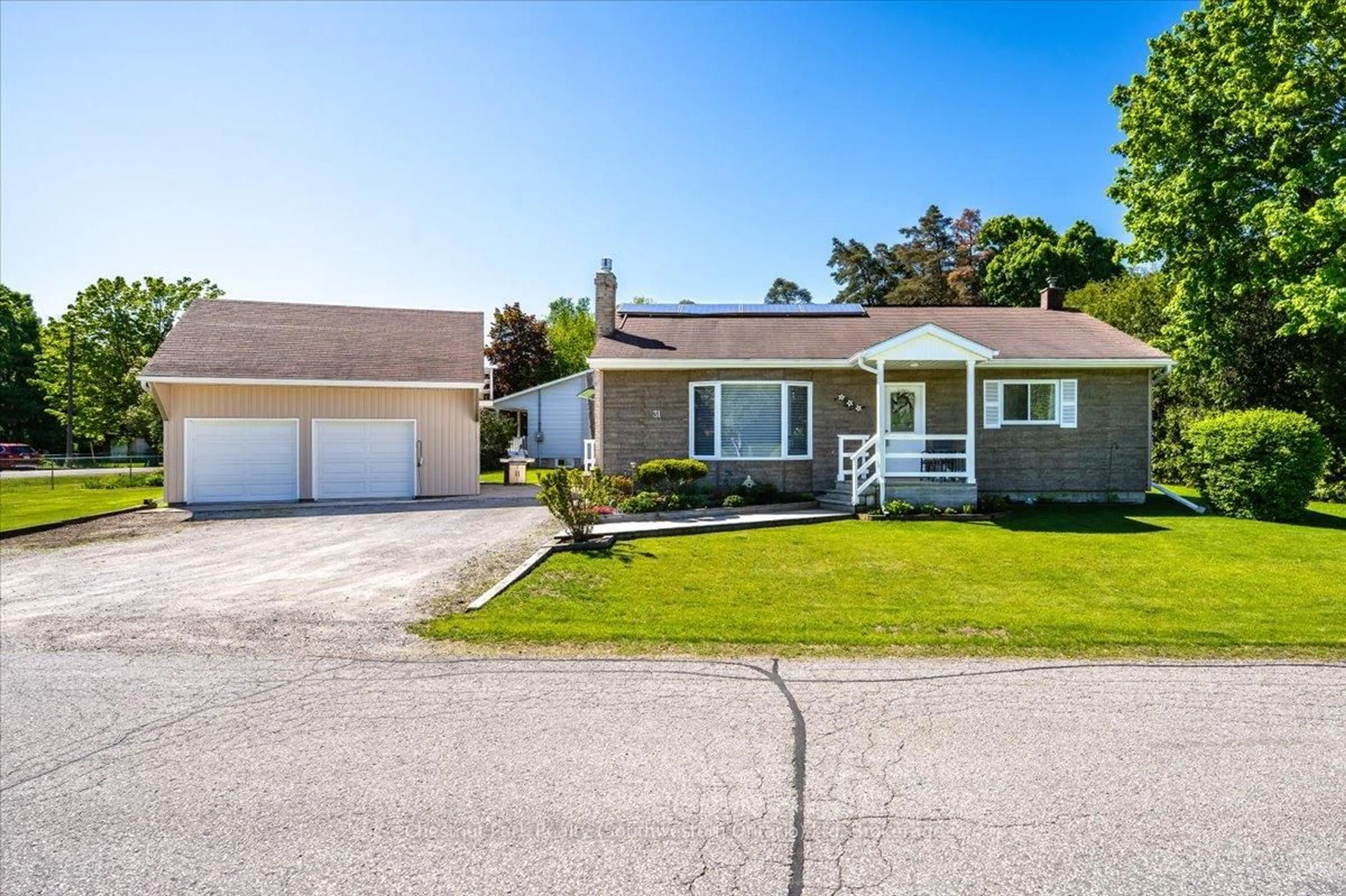 A pic from outside/outdoor area/front of a property/back of a property/a pic from drone, street for 31 Sunset St, East Gwillimbury Ontario L9N 1H1