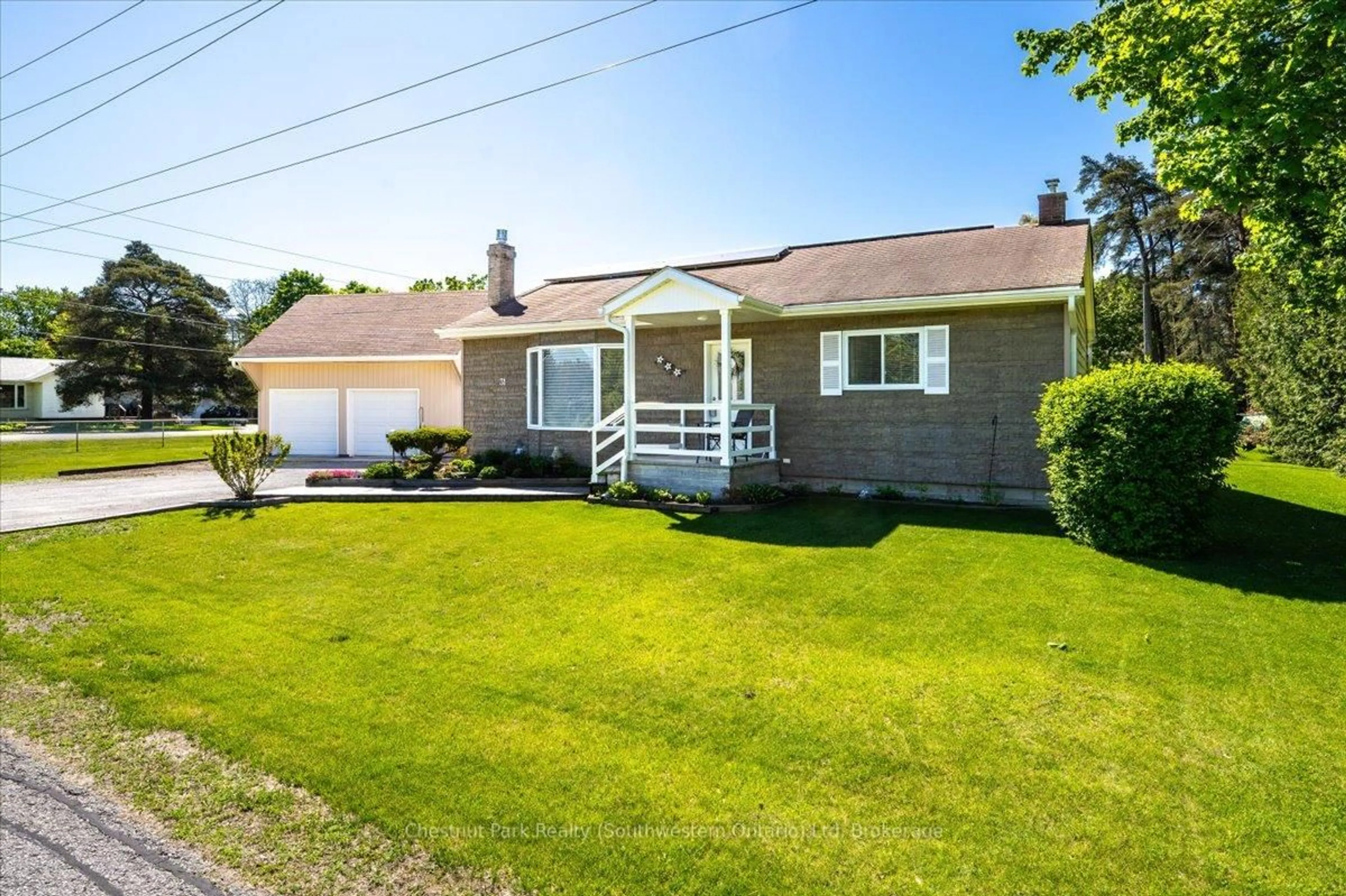 A pic from outside/outdoor area/front of a property/back of a property/a pic from drone, street for 31 Sunset St, East Gwillimbury Ontario L9N 1H1