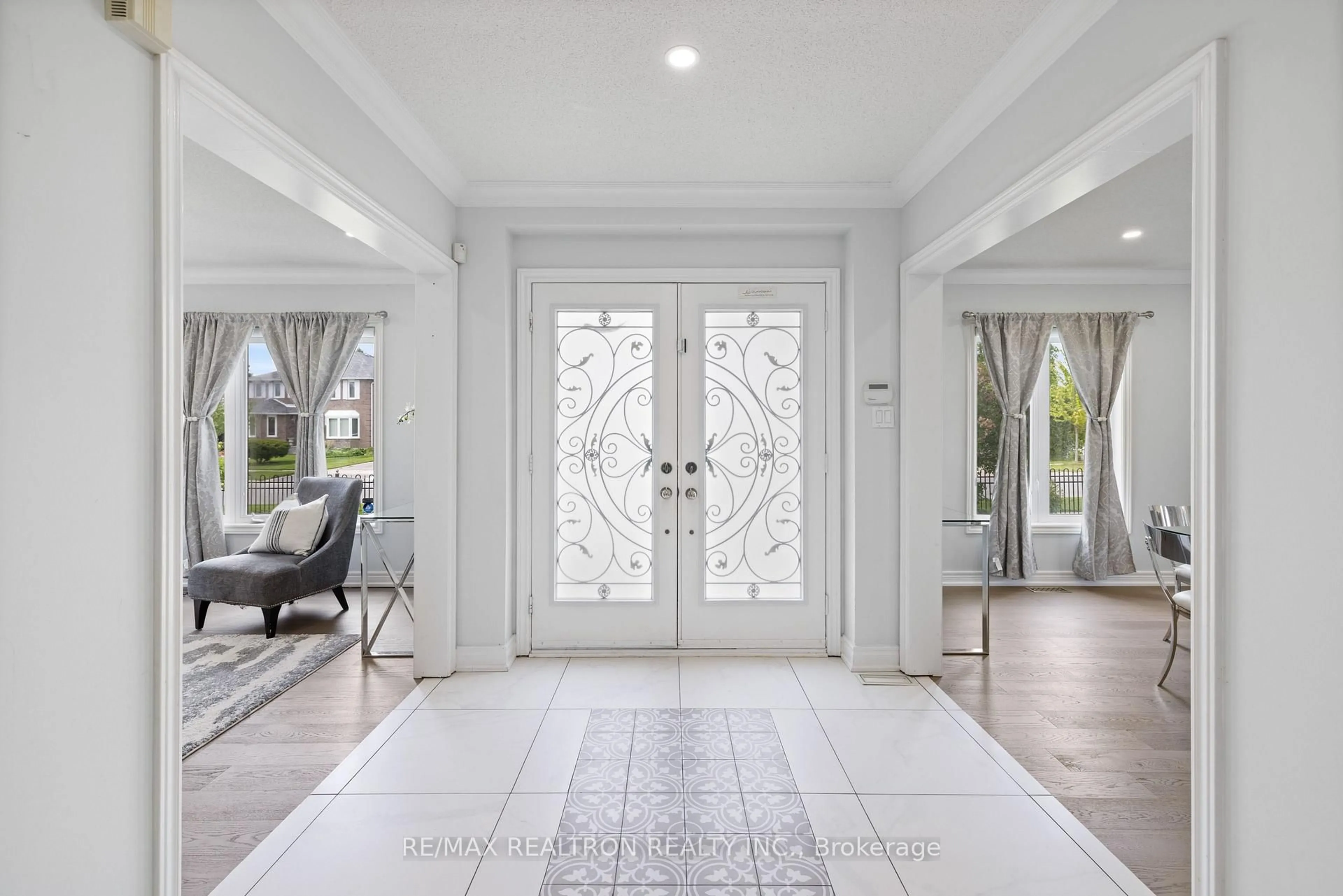 Indoor entryway for 1 Emily Crt, Richmond Hill Ontario L4E 4E5