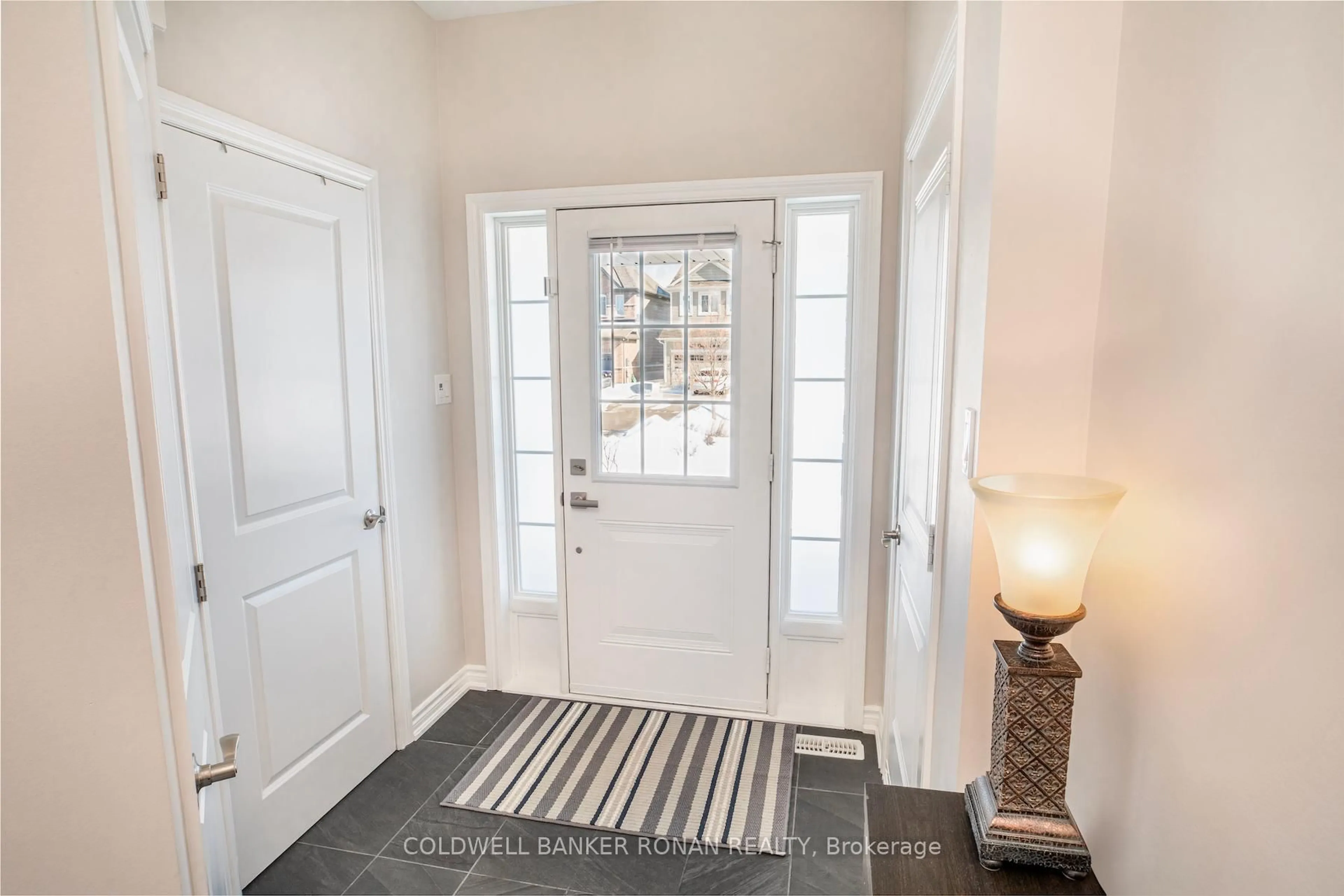 Indoor entryway for 128 Knight St, New Tecumseth Ontario L9R 0R6