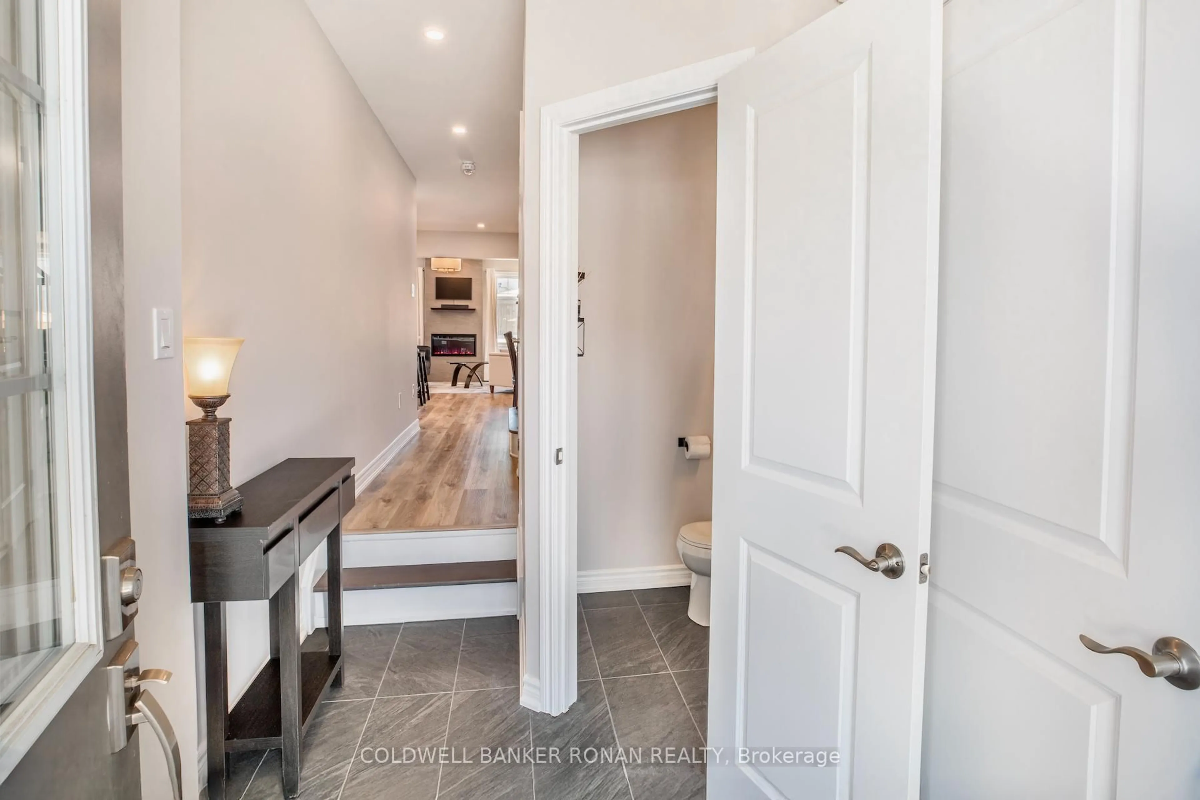 Indoor entryway for 128 Knight St, New Tecumseth Ontario L9R 0R6