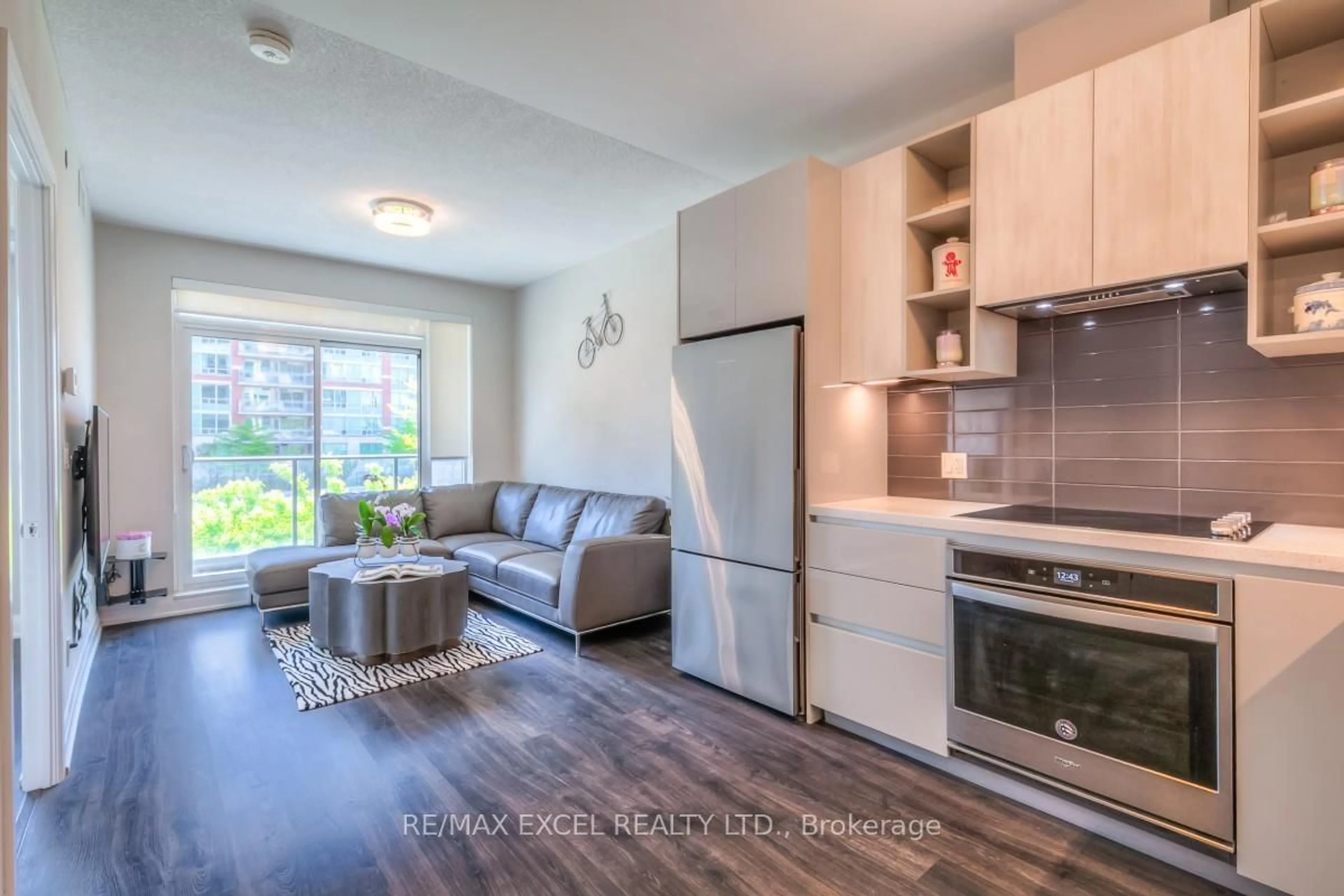 Open concept kitchen, wood/laminate floor for 396 Highway 7 N/A #208, Richmond Hill Ontario L4B 0G7