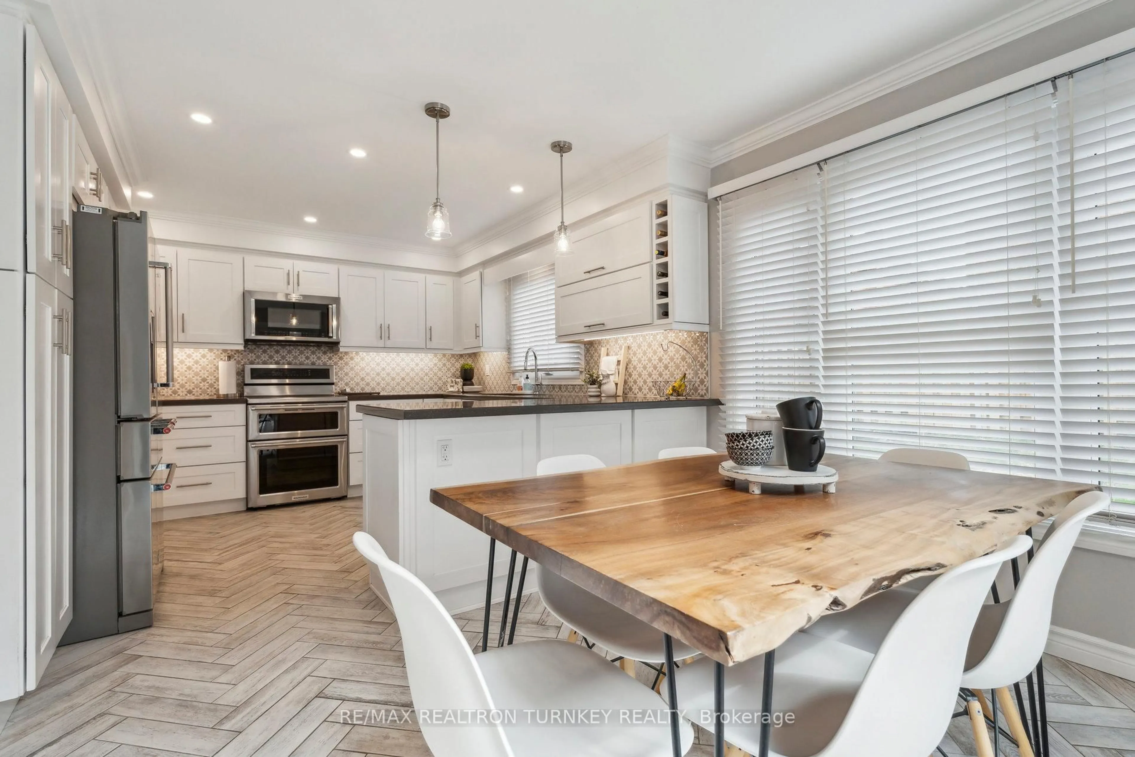 Open concept kitchen, unknown for 41 Goldsmith Cres, Newmarket Ontario L3X 1R4