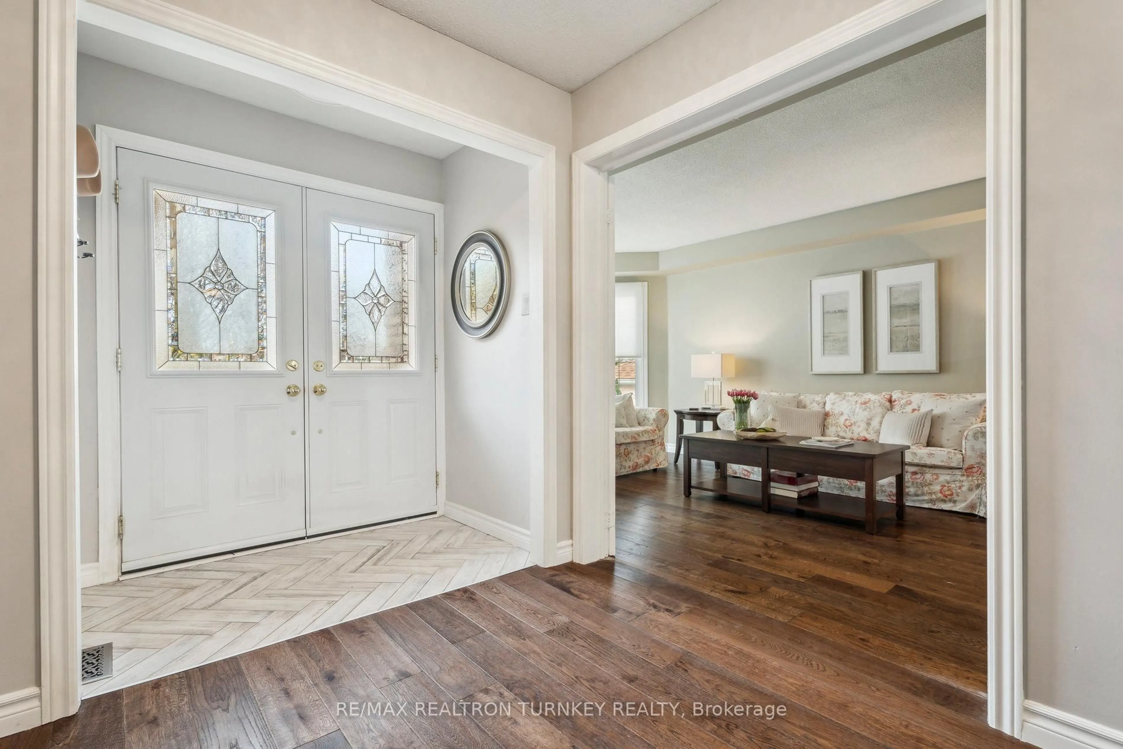 Indoor entryway for 41 Goldsmith Cres, Newmarket Ontario L3X 1R4