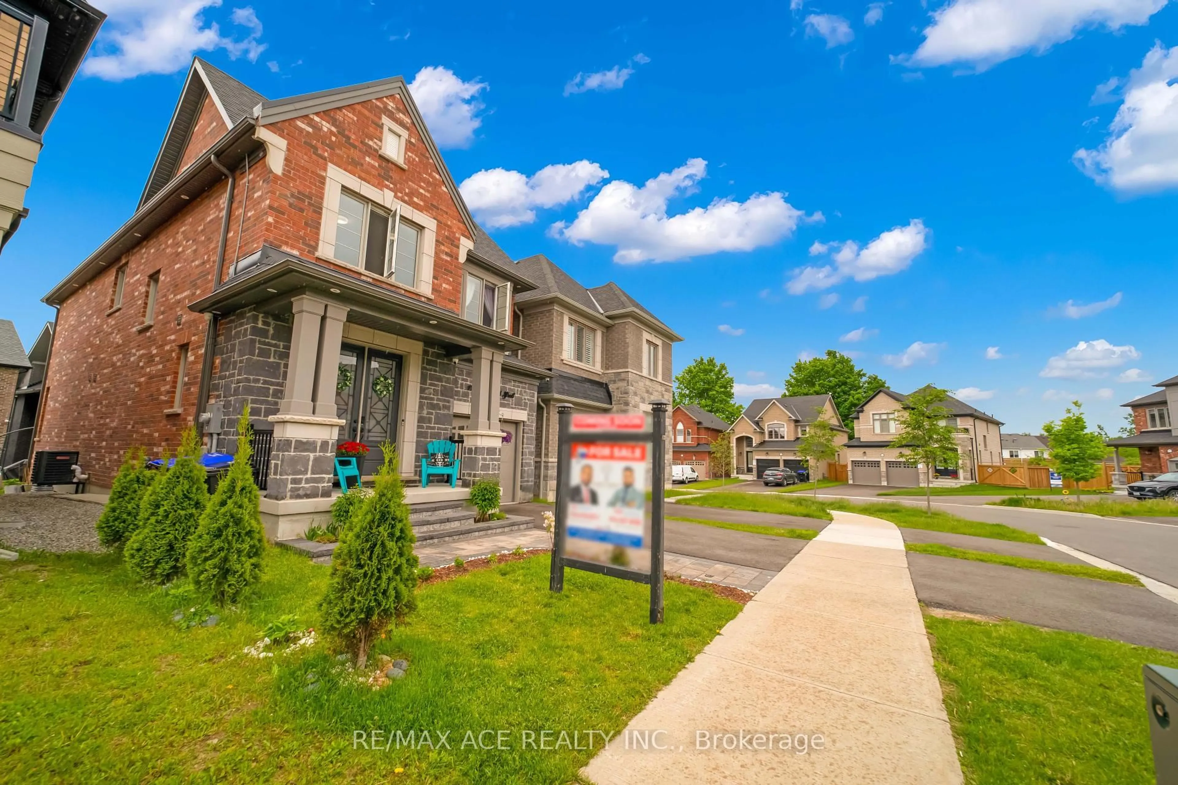A pic from outside/outdoor area/front of a property/back of a property/a pic from drone, street for 1961 McNeil St, Innisfil Ontario L9S 4B7