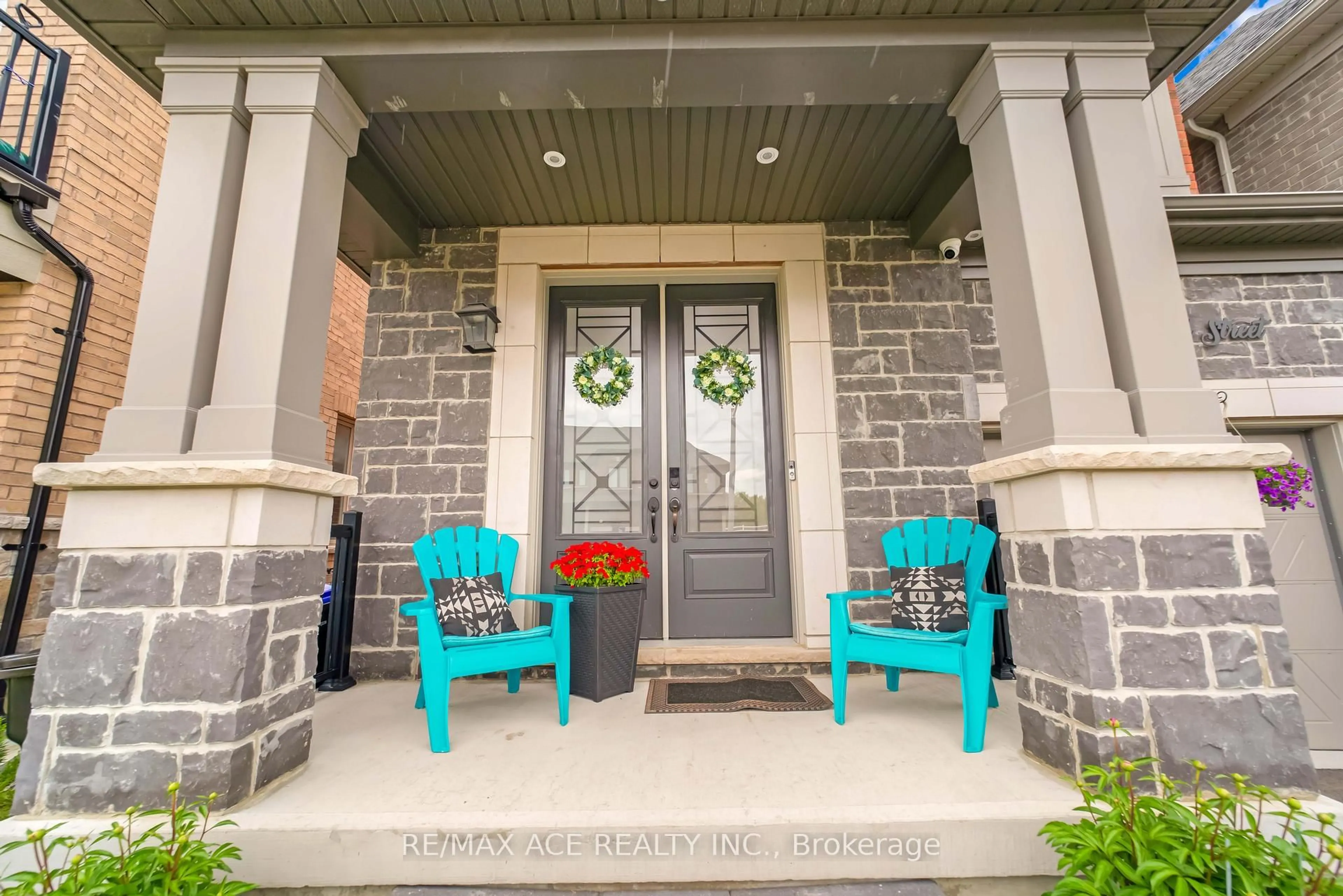 Indoor entryway for 1961 McNeil St, Innisfil Ontario L9S 4B7