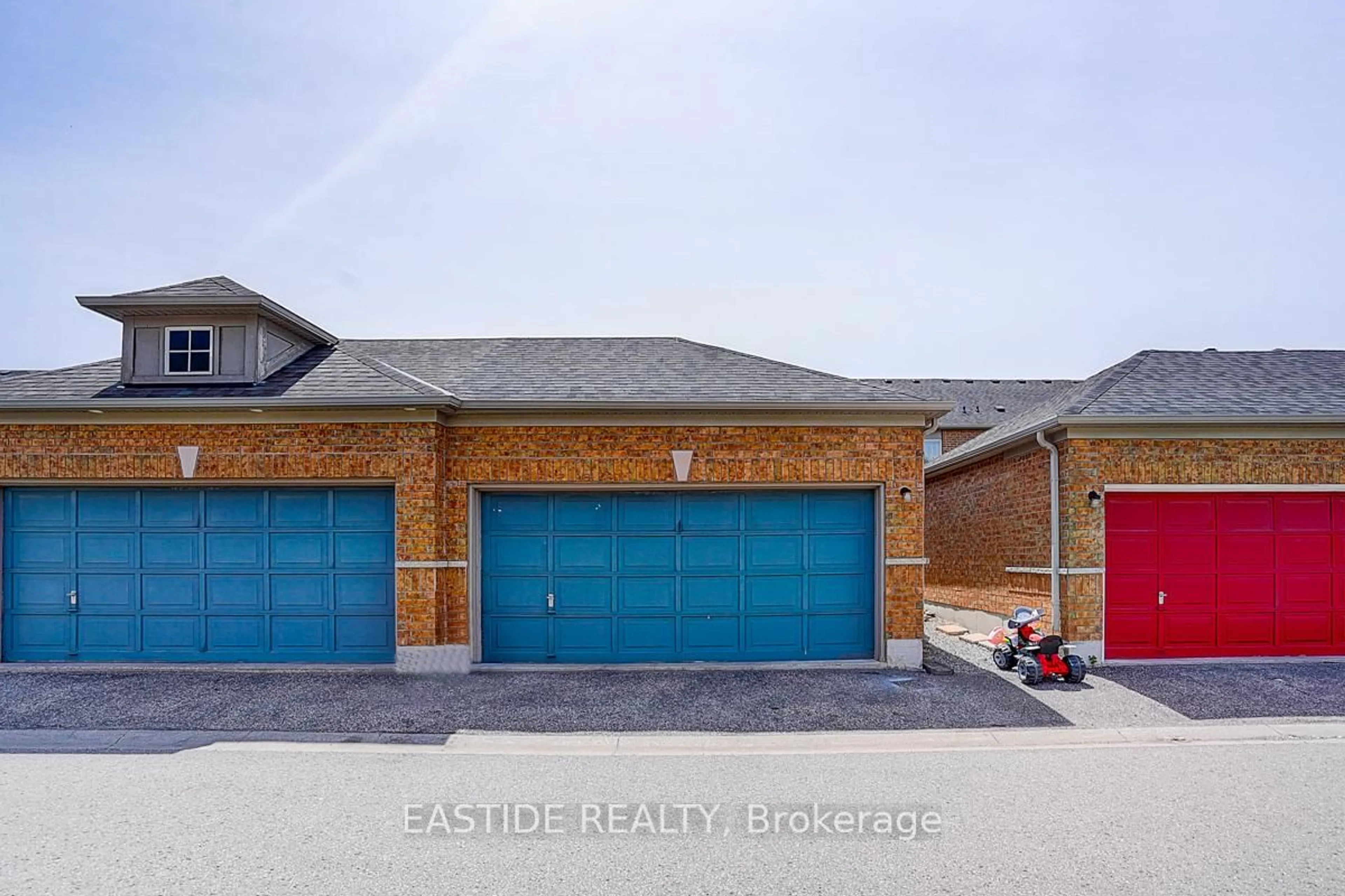 Indoor garage for 71 Andriana Cres, Markham Ontario L6B 0C7