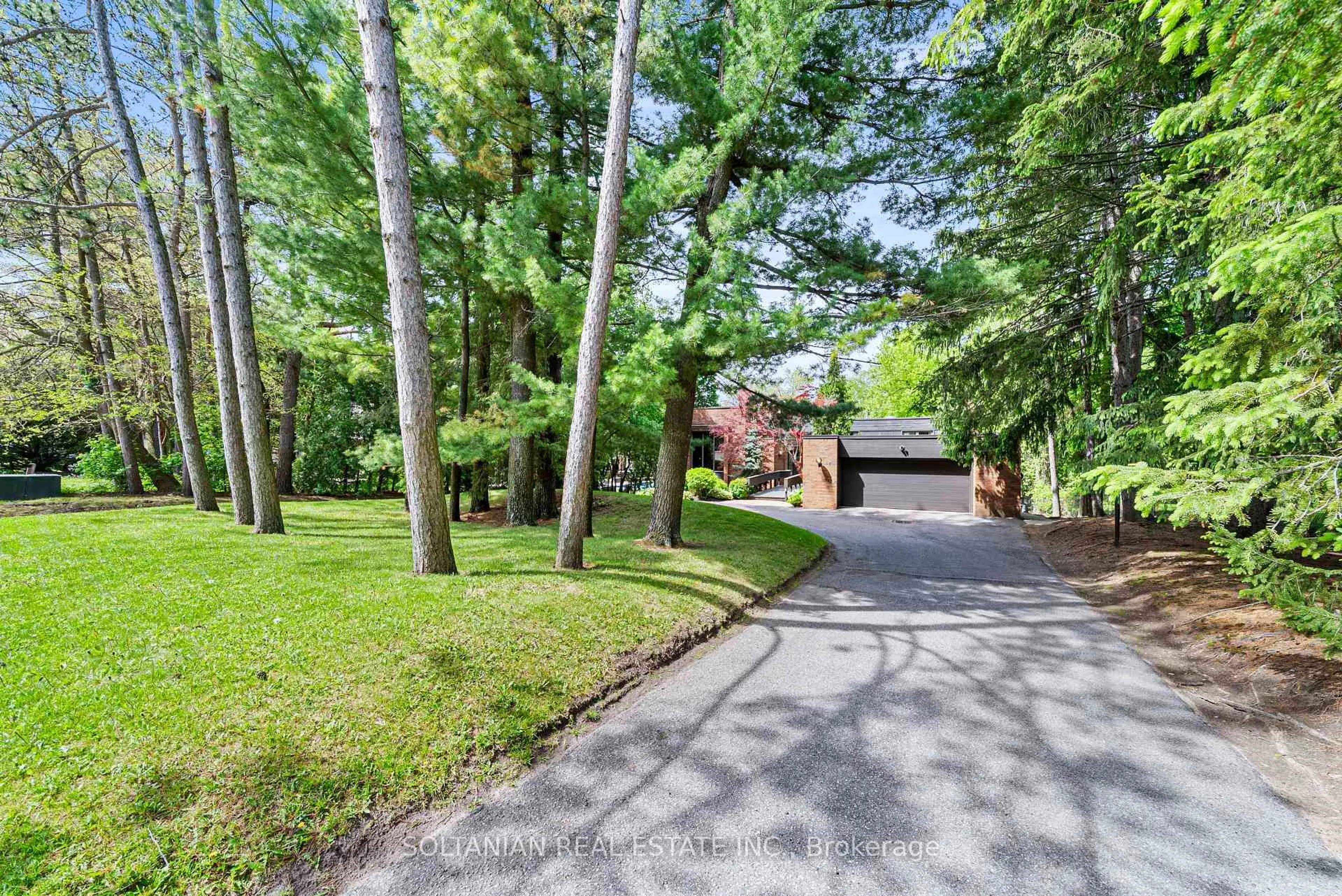 A pic from outside/outdoor area/front of a property/back of a property/a pic from drone, street for 18 Old English Lane, Markham Ontario L3T 2T9
