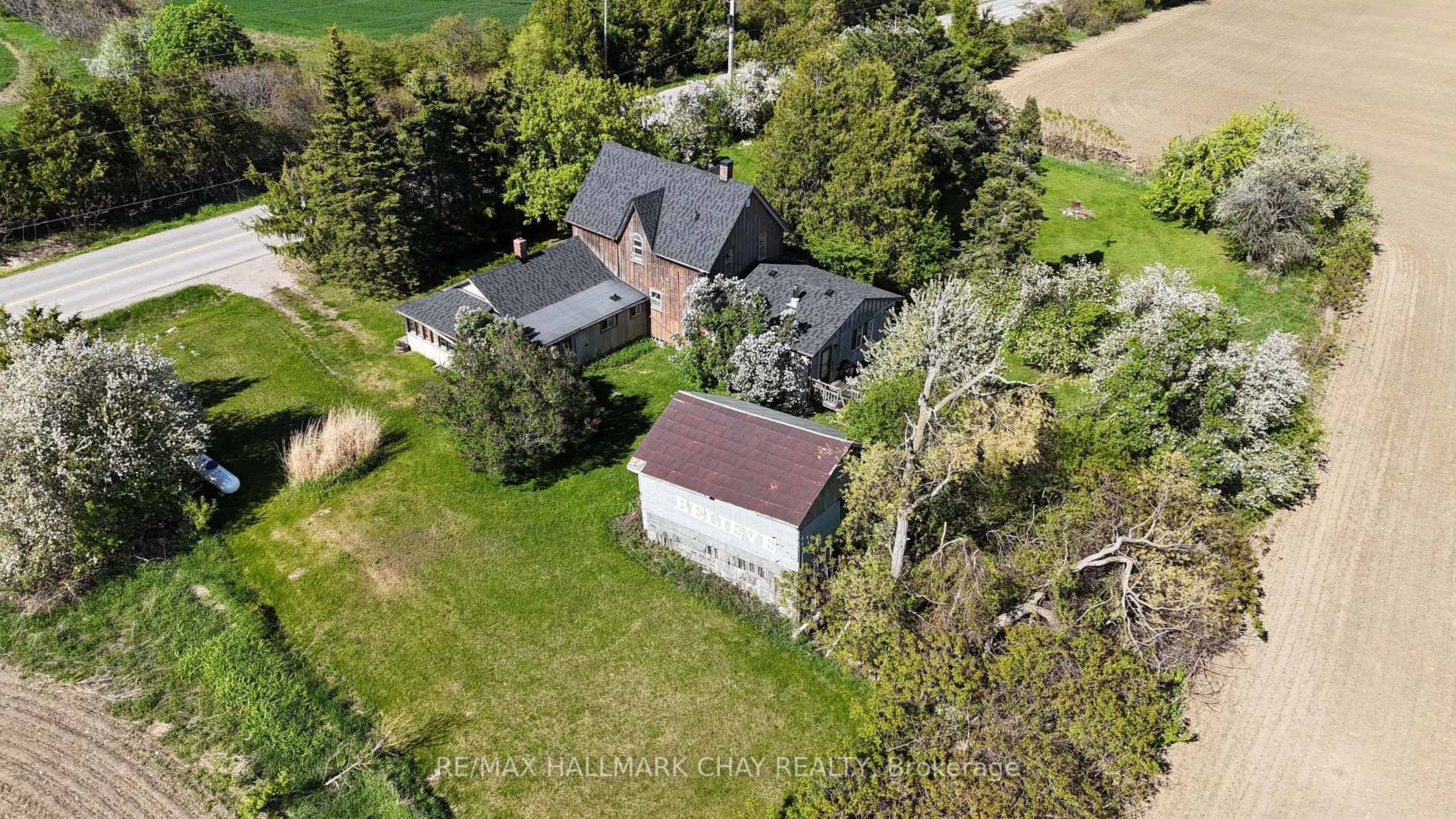 A pic from outside/outdoor area/front of a property/back of a property/a pic from drone, street for 1475 6th Line, Innisfil Ontario L9S 4R2