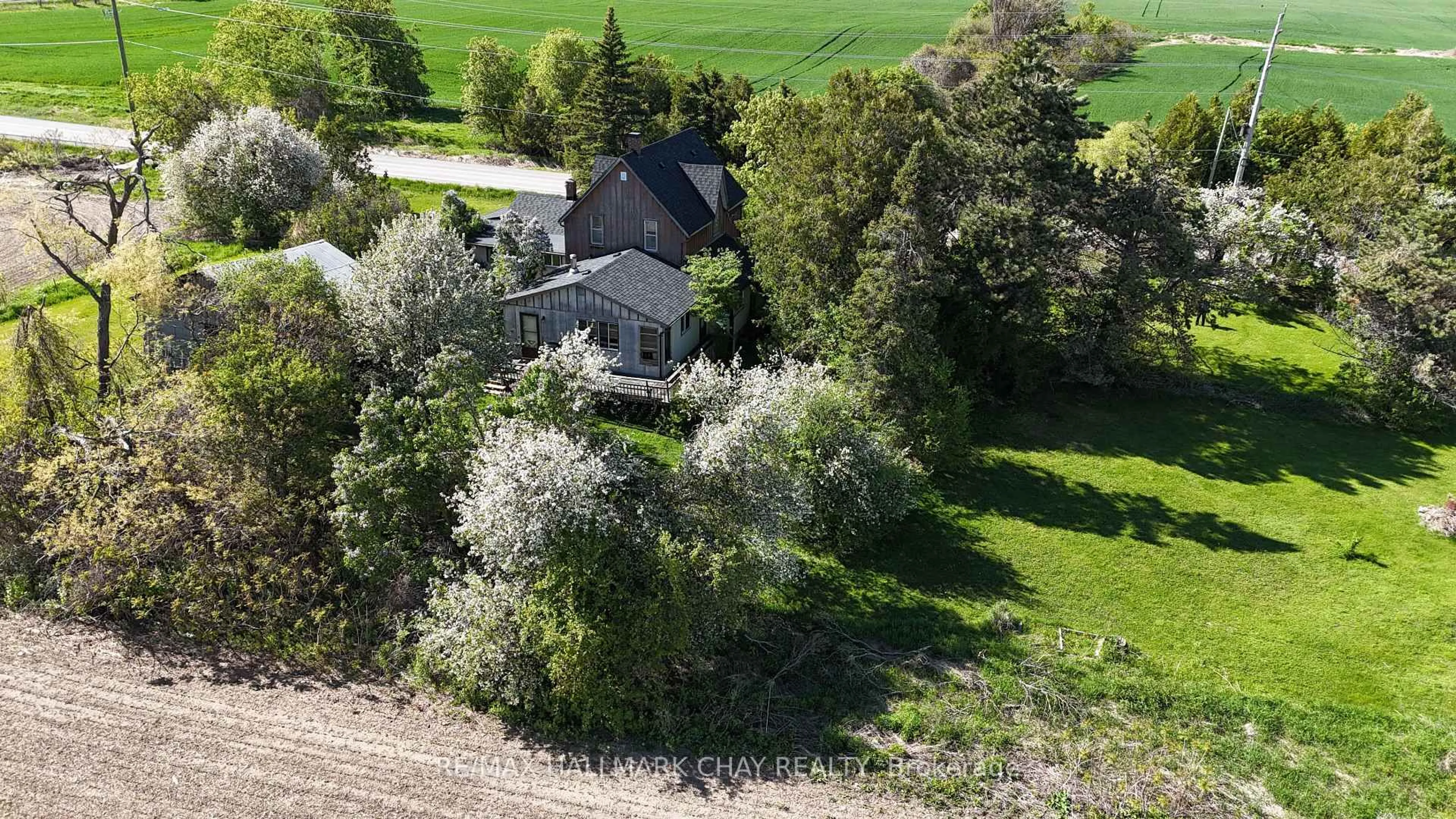 A pic from outside/outdoor area/front of a property/back of a property/a pic from drone, unknown for 1475 6th Line, Innisfil Ontario L9S 4R2