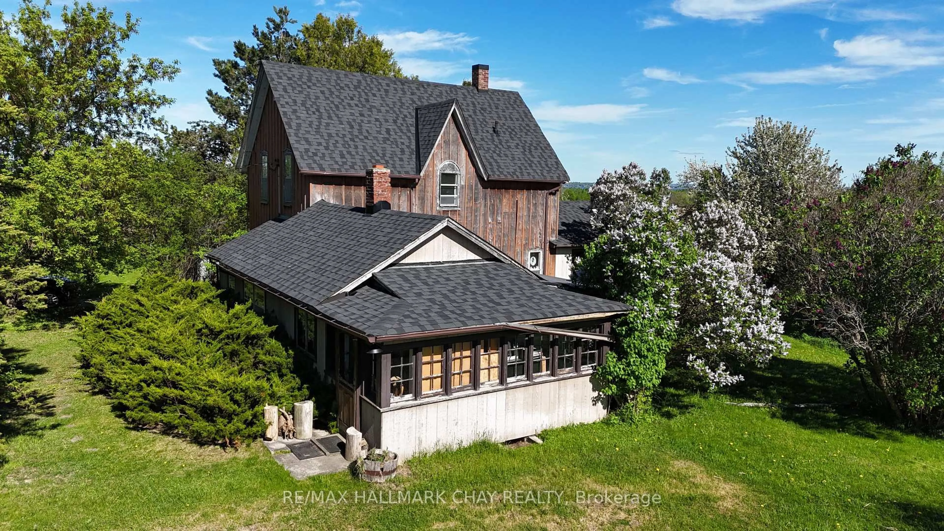 A pic from outside/outdoor area/front of a property/back of a property/a pic from drone, building for 1475 6th Line, Innisfil Ontario L9S 4R2