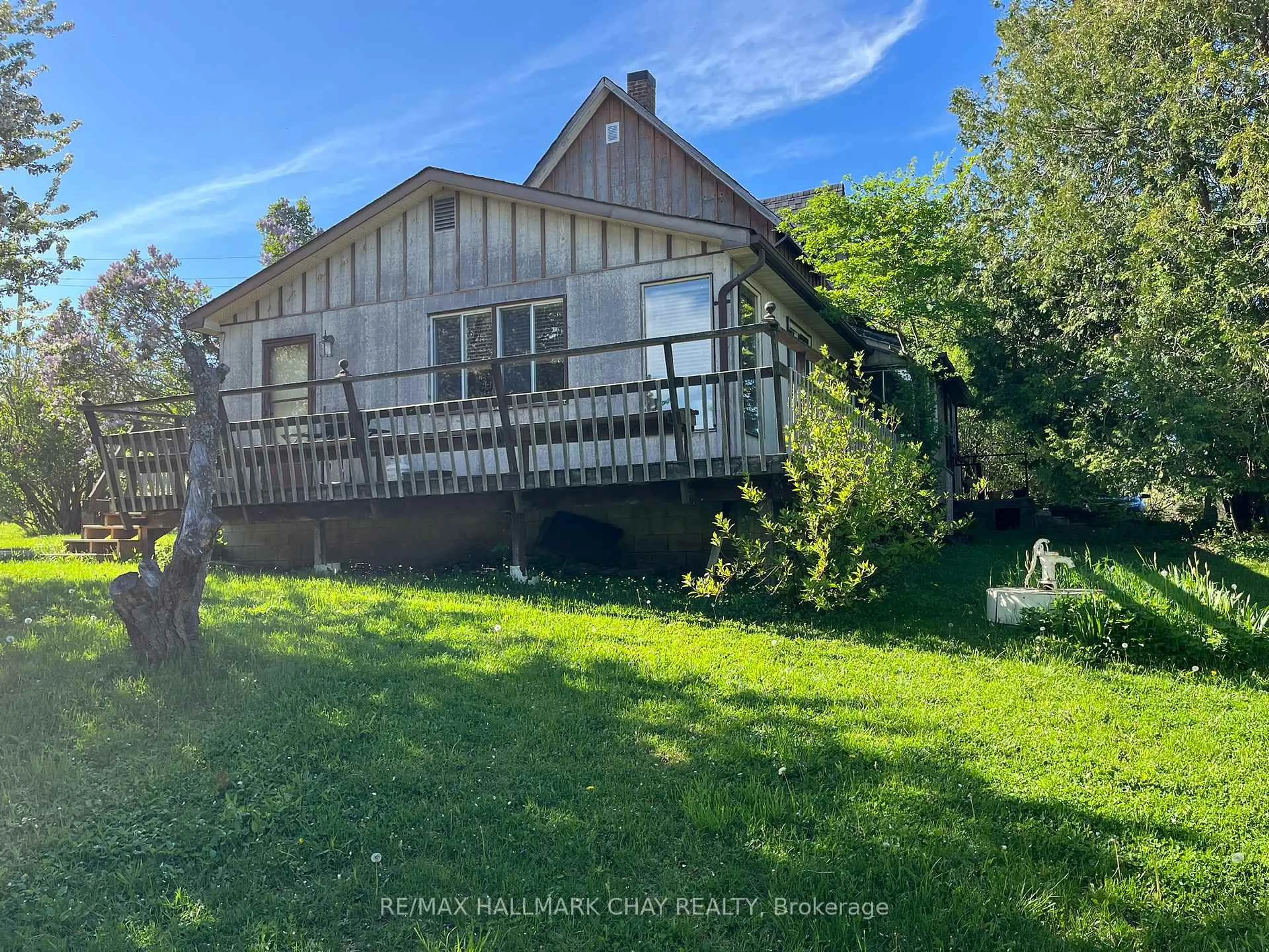 A pic from outside/outdoor area/front of a property/back of a property/a pic from drone, building for 1475 6th Line, Innisfil Ontario L9S 4R2