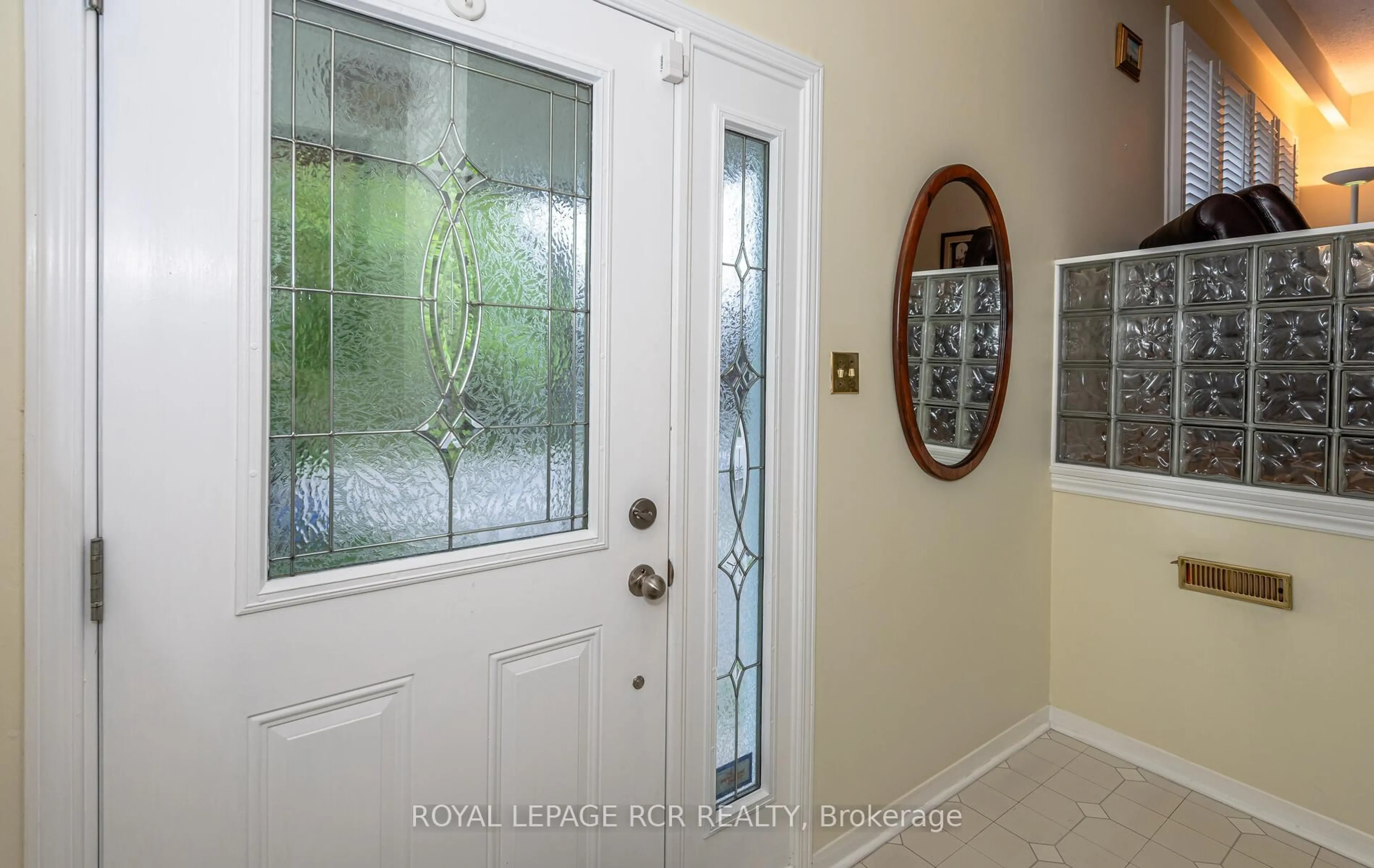 Indoor entryway for 231 Stouffer St, Whitchurch-Stouffville Ontario L4A 4Y8