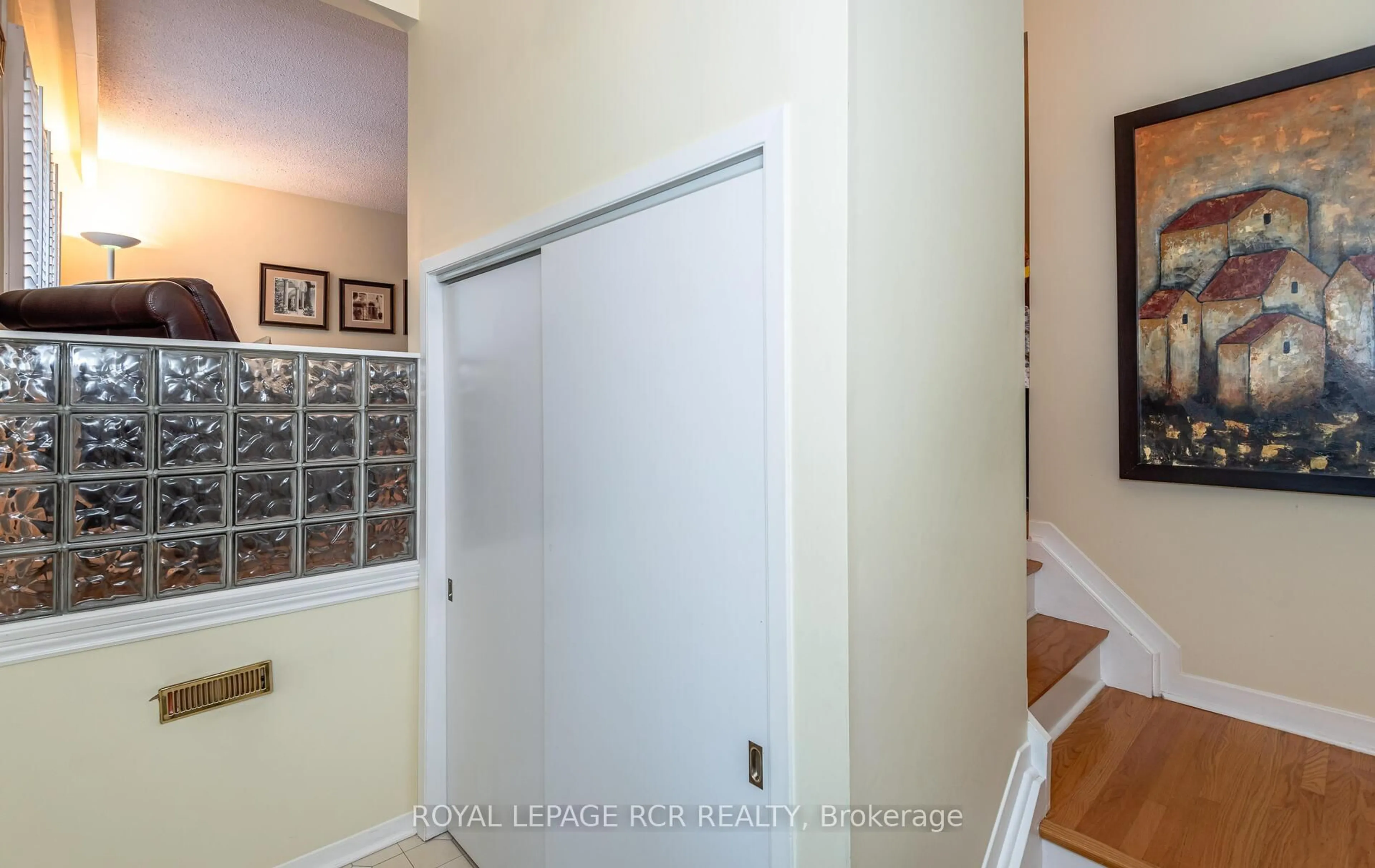 Indoor entryway for 231 Stouffer St, Whitchurch-Stouffville Ontario L4A 4Y8