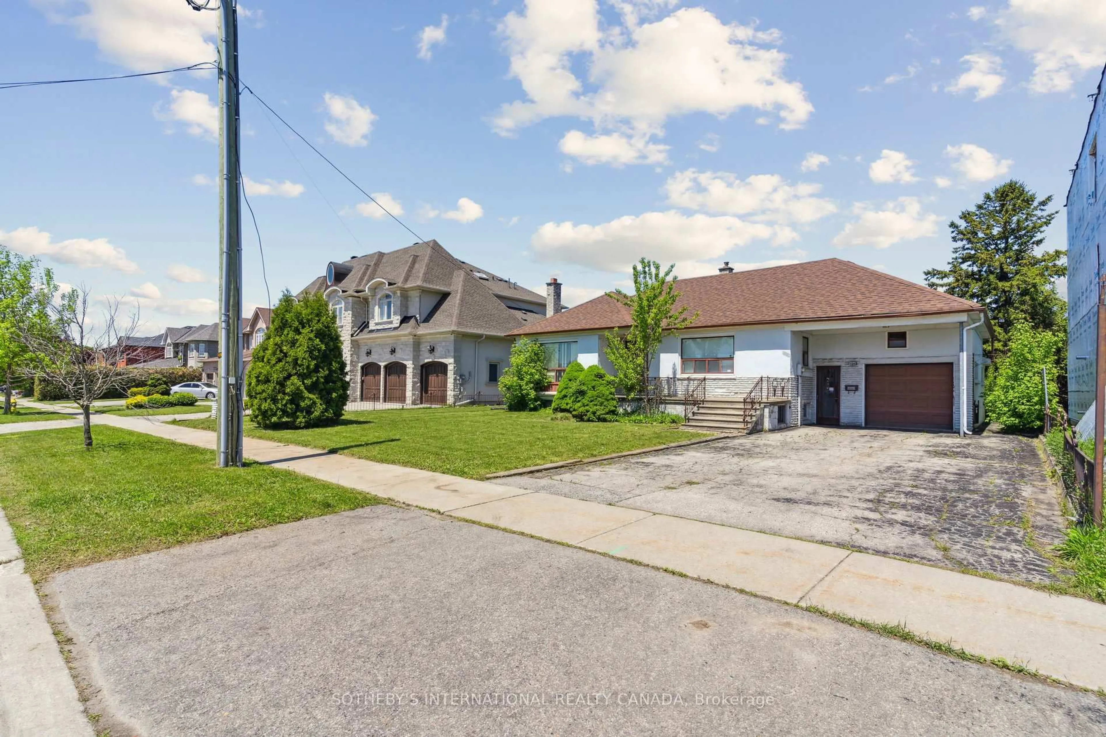 A pic from outside/outdoor area/front of a property/back of a property/a pic from drone, street for 104 Crestwood Rd, Vaughan Ontario L4J 1A6